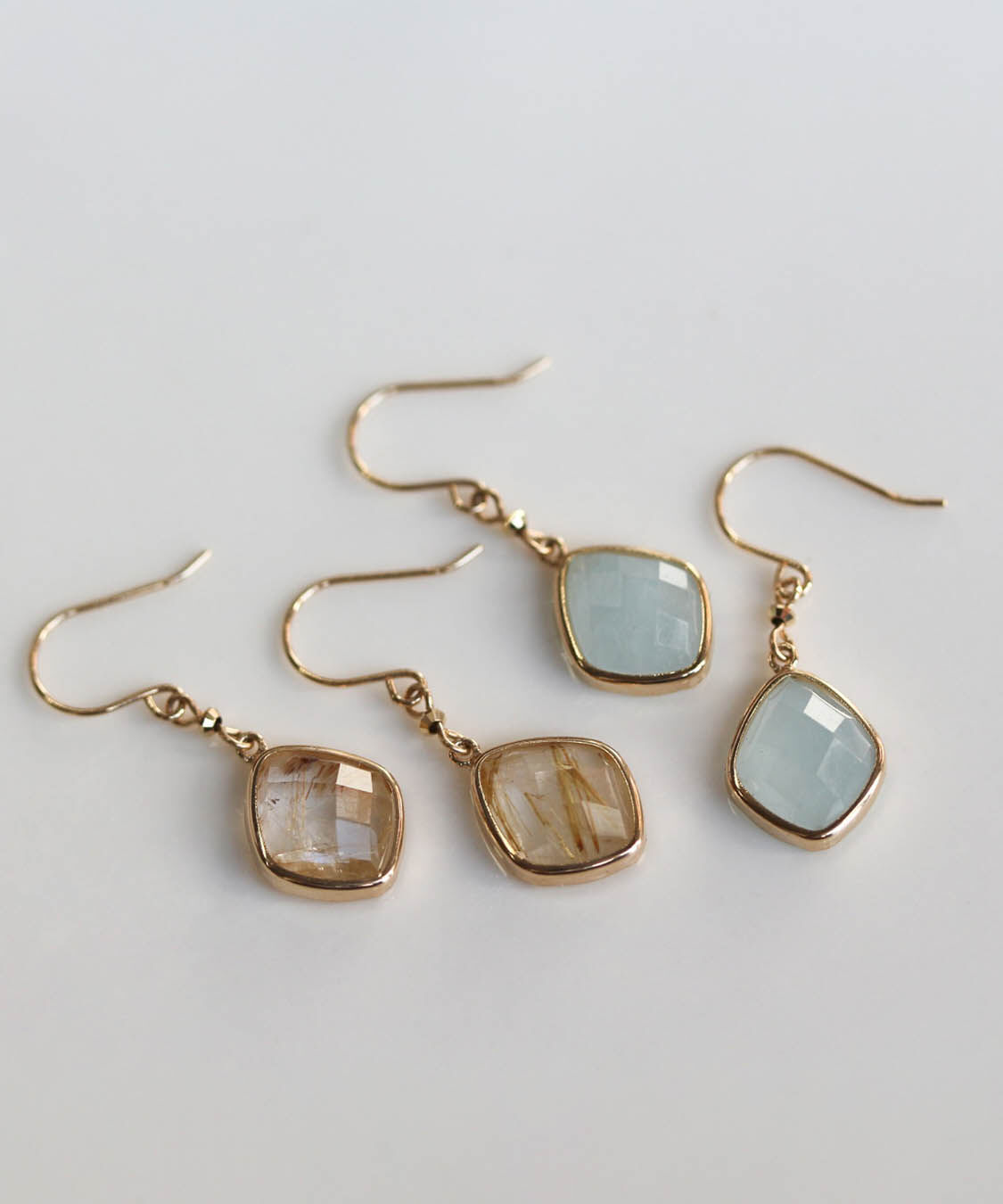  「カラーストーン フック ピアス | K10YG 〈ミルキーアクアマリン / ルチルクォーツ〉」|ピアス|ブルー