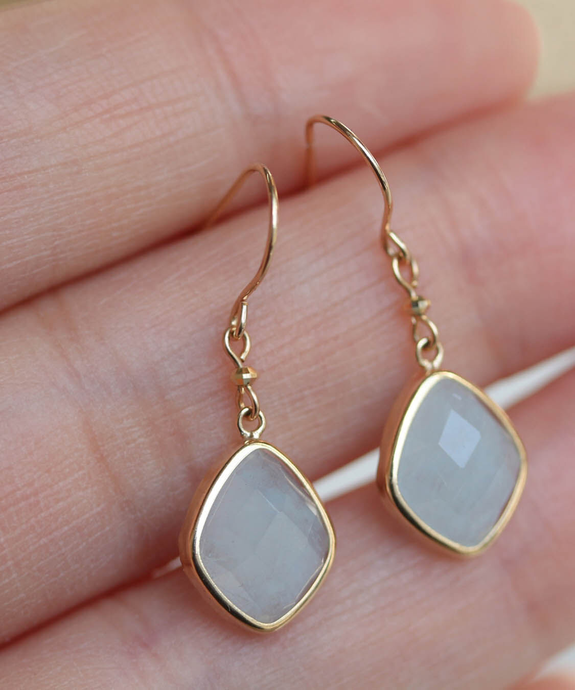  「カラーストーン フック ピアス | K10YG 〈ミルキーアクアマリン / ルチルクォーツ〉」|ピアス|