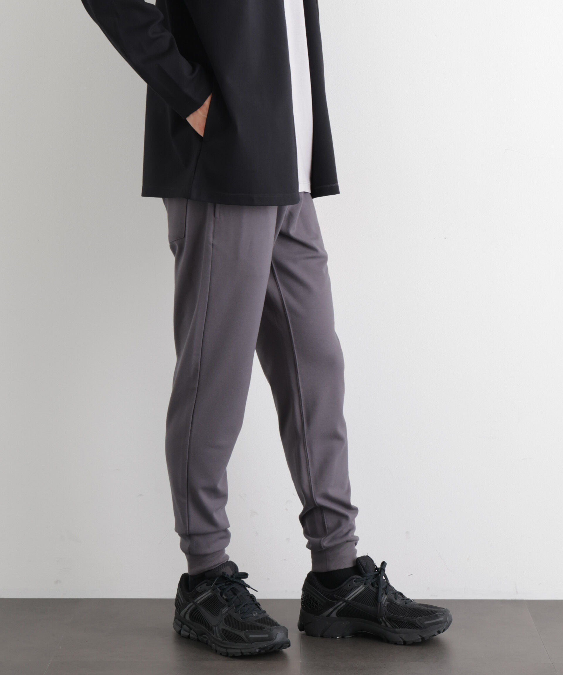 nano･universe「「Meaningful Continuity」coveross(R) レーヨンジャージージョガーパンツ」|チノ|チャコール3