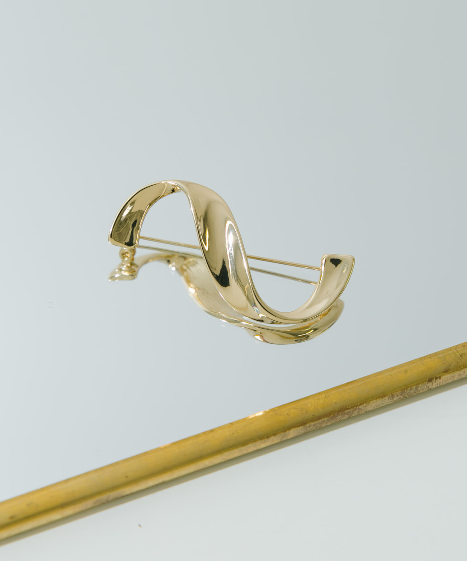 SMELLY「ウェーブブローチ」|ブローチ・コサージュ|ゴールド