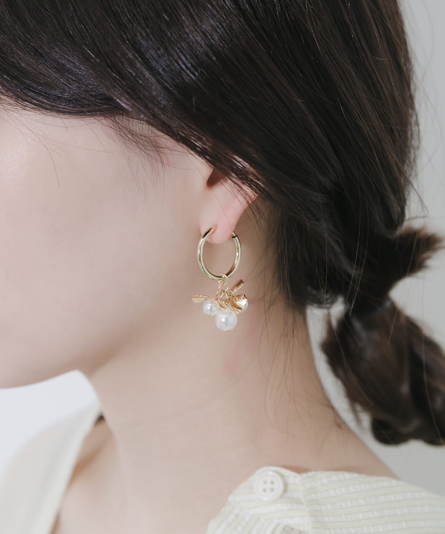 SMELLY「メタルフラワーパールフープイヤリング」|イヤリング|