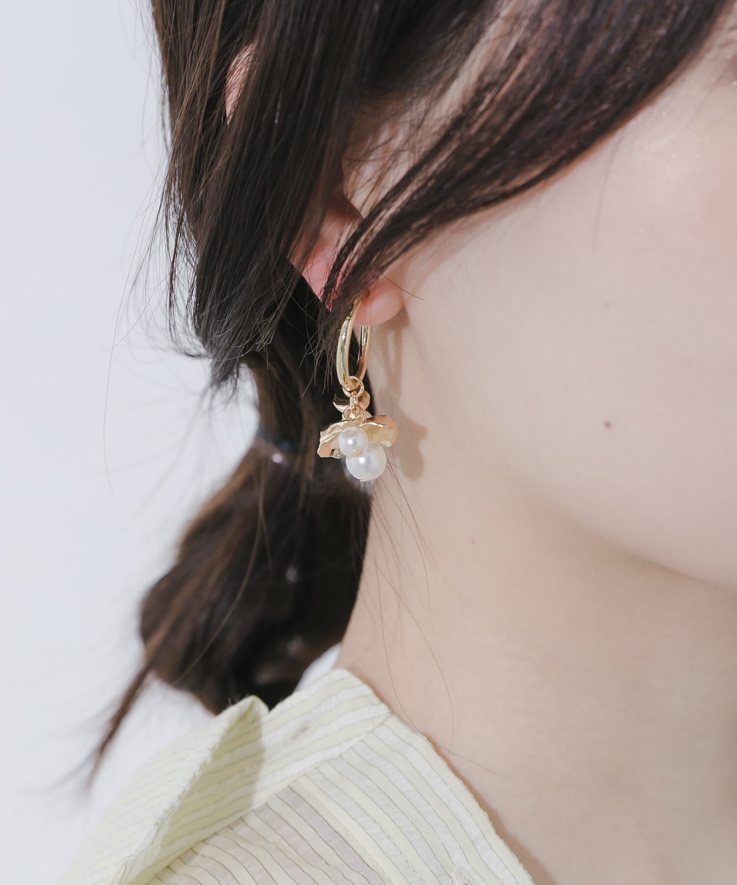 SMELLY「メタルフラワーパールフープイヤリング」|イヤリング|