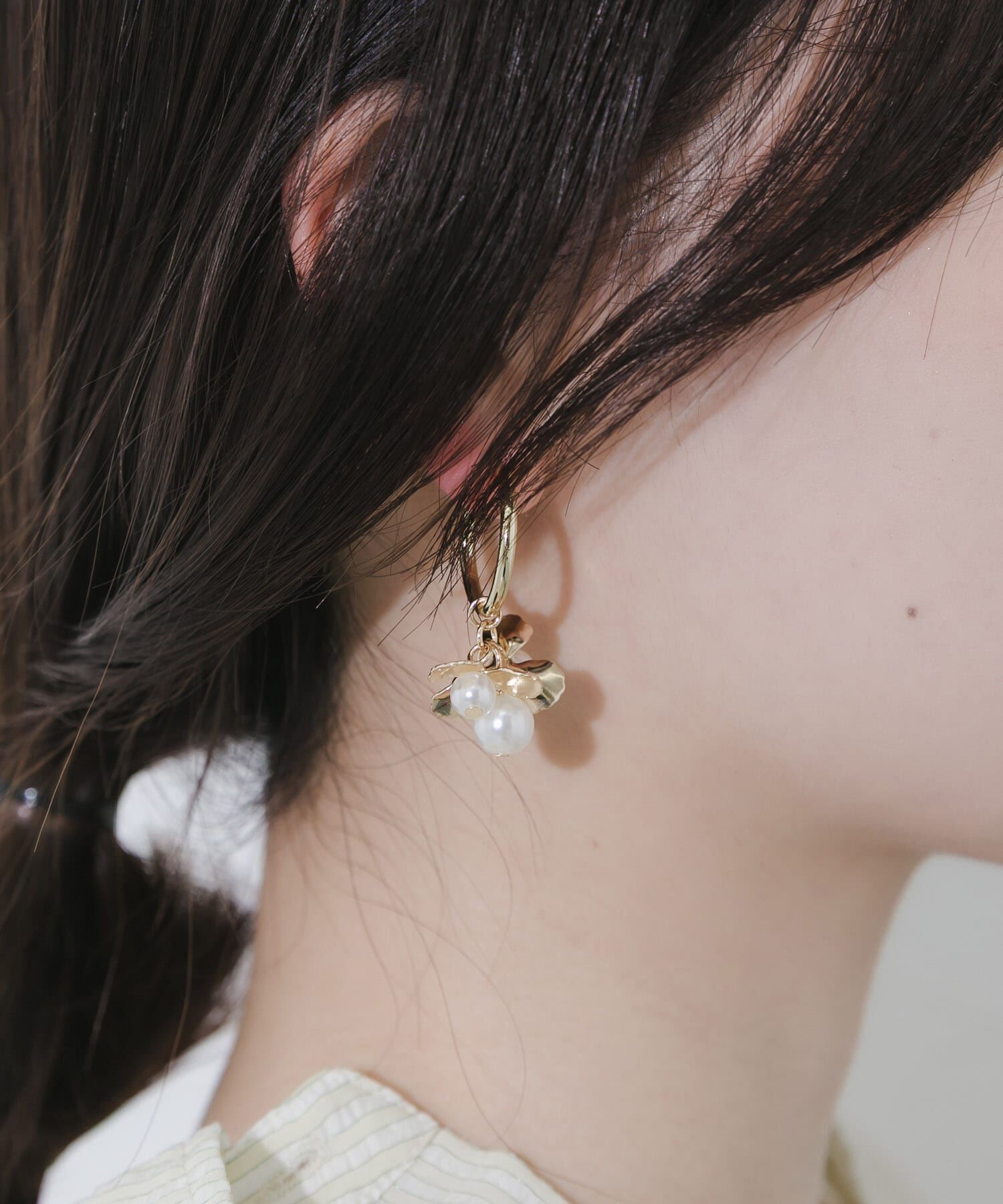 SMELLY「メタルフラワーパールフープイヤリング」|イヤリング|