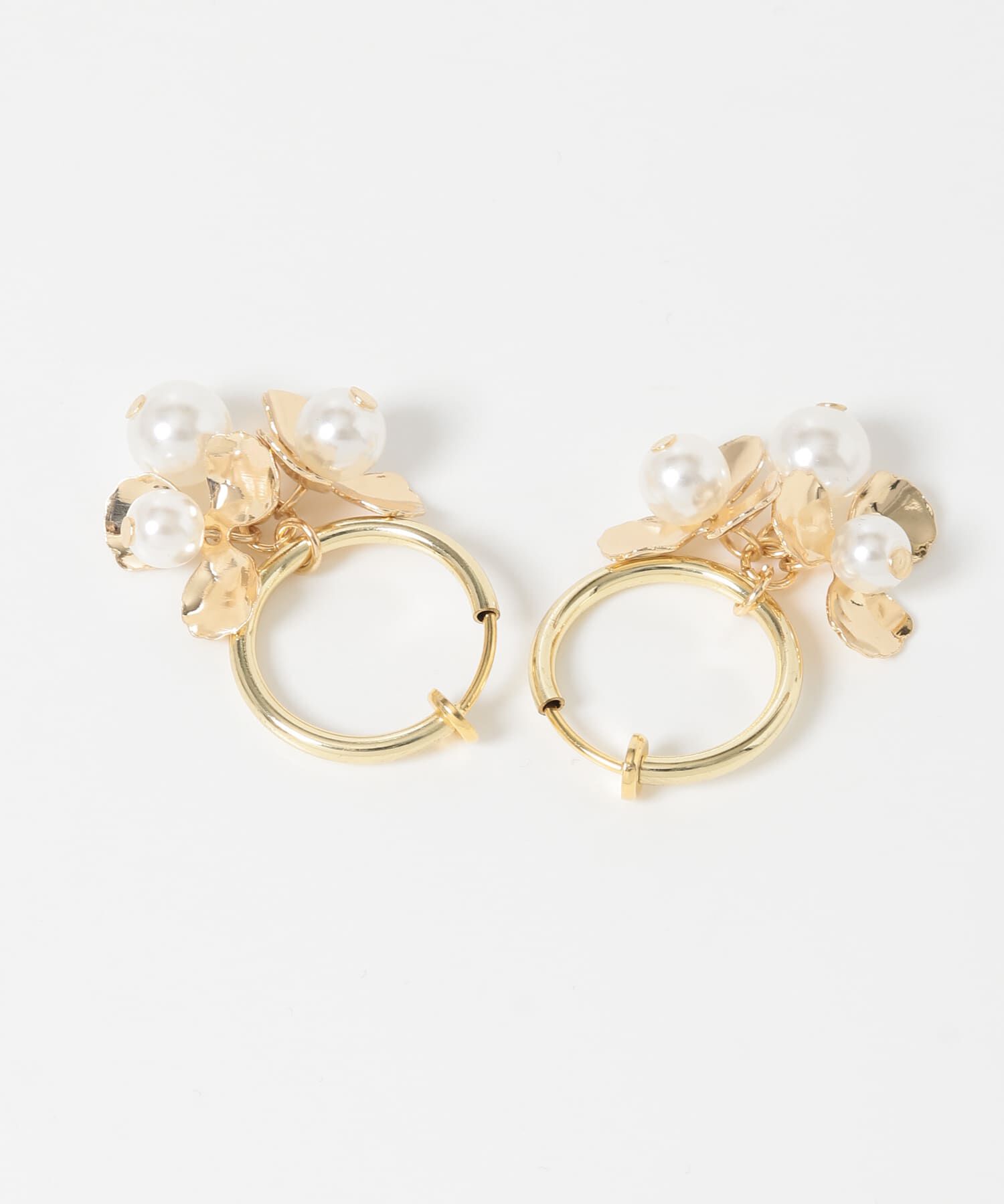 SMELLY「メタルフラワーパールフープイヤリング」|イヤリング|