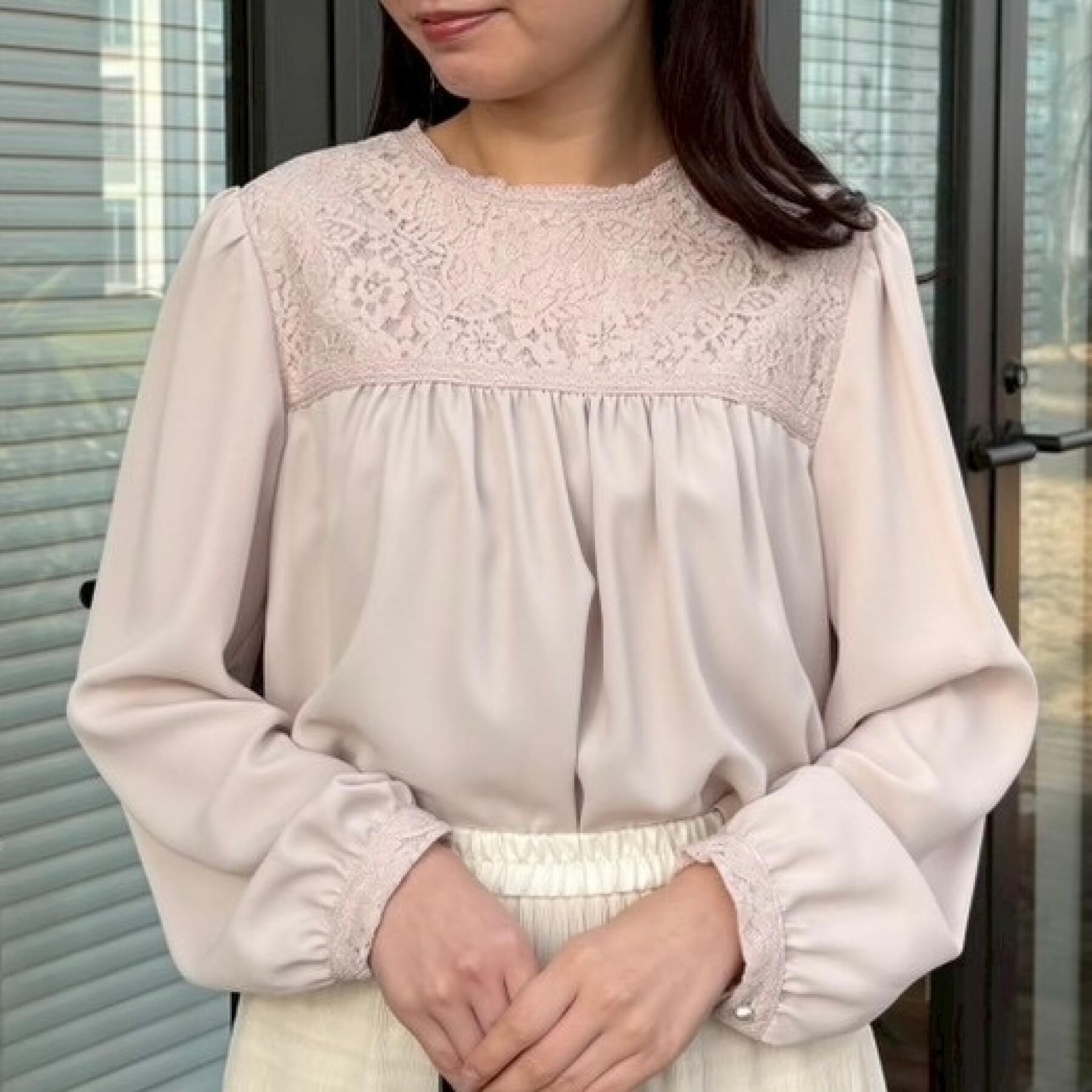 Couture broach「【ハレの日・通勤】レースドッキング ブラウス」|シャツ・ブラウス|