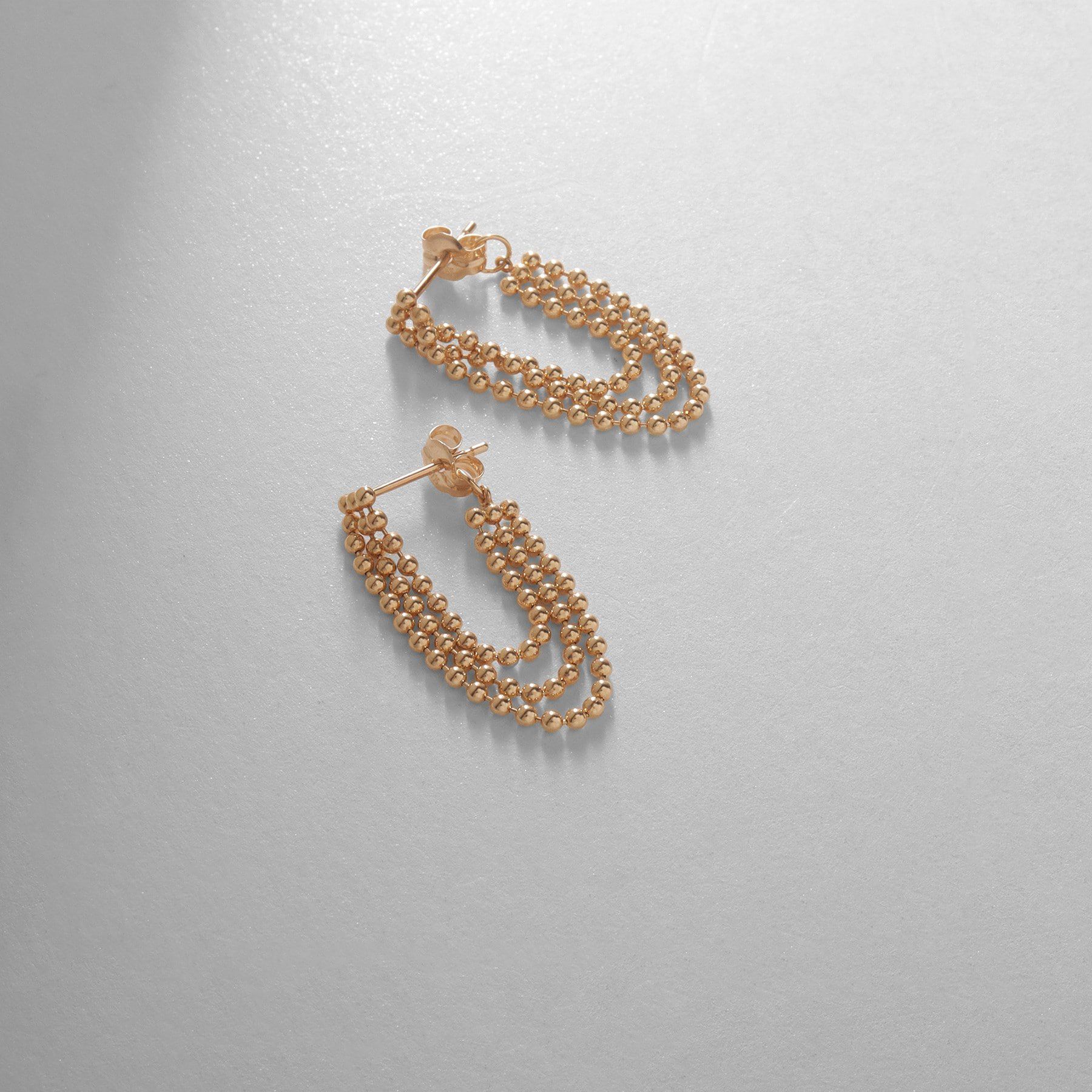 COCOSHNIK「K10ボール3連チェーン フープピアス」|ピアス|