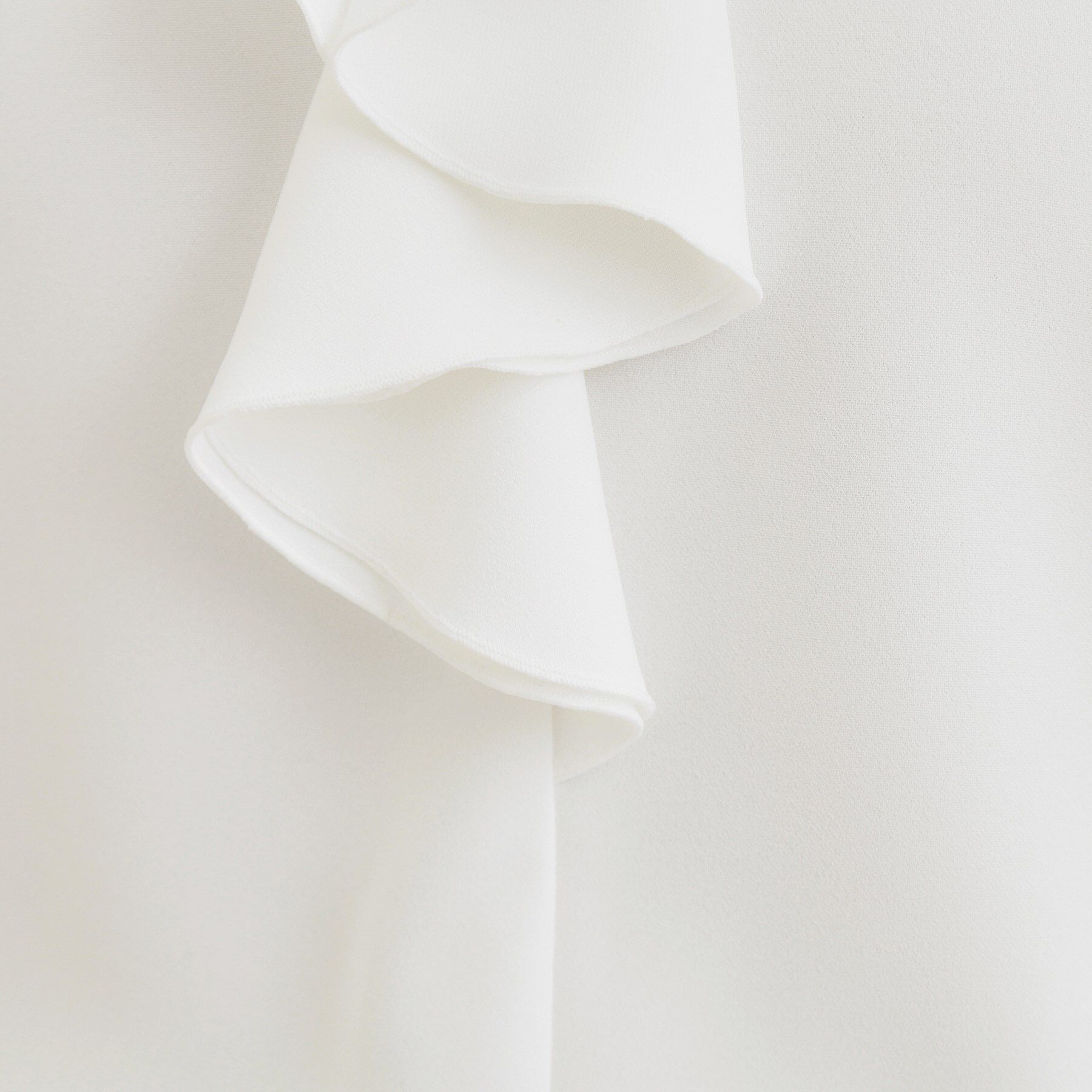 SHOO･LA･RUE「【洗濯機可/通勤】お顔周りを華やかに フリル襟ブラウス」|シャツ・ブラウス|