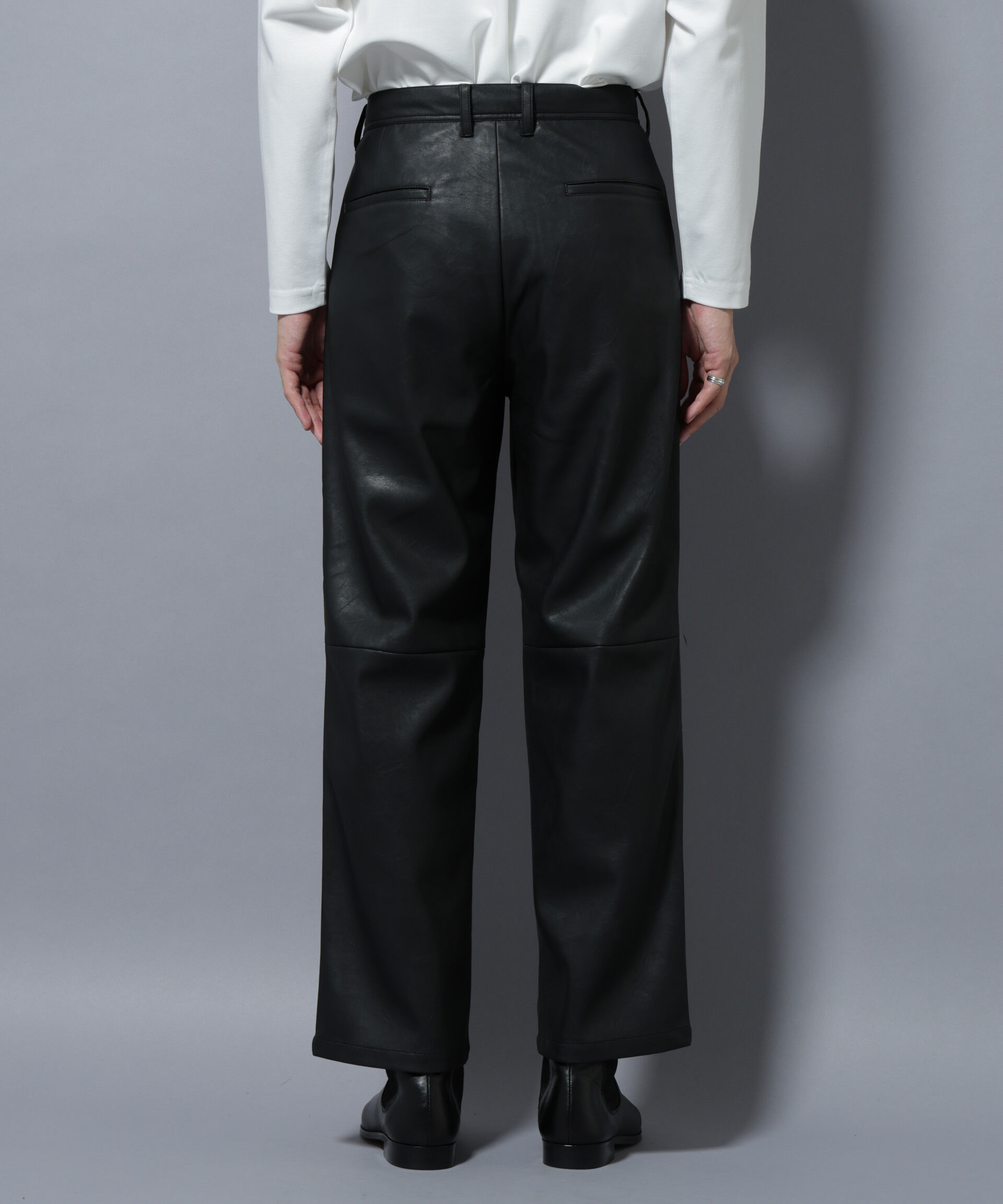 nano･universe「ヴィンテージライクフェイクレザー ダブルニーテーパードパンツ」|チノ|