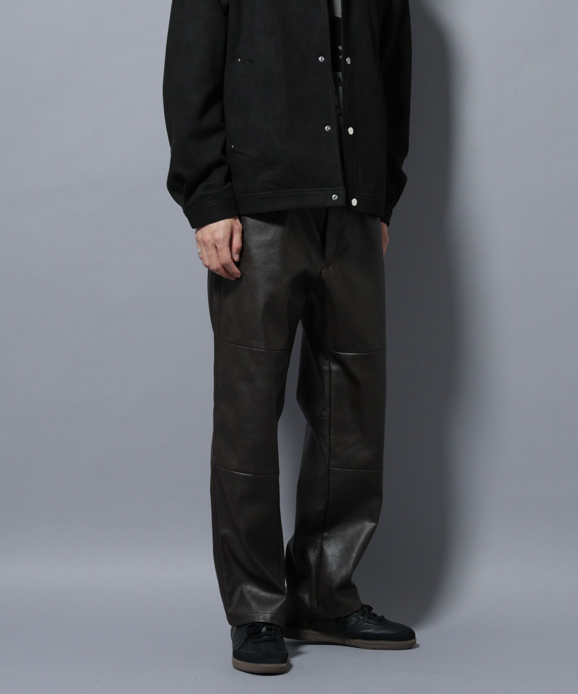 nano･universe「ヴィンテージライクフェイクレザー ダブルニーテーパードパンツ」|チノ|