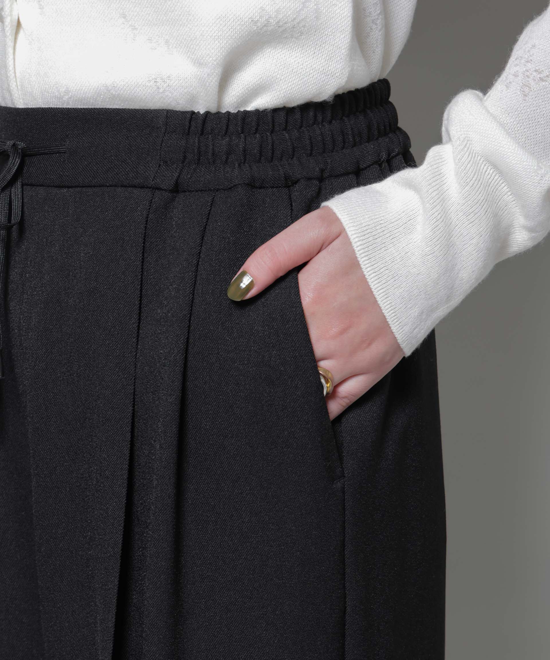 nano･universe「ストレッチサージピンタックイージーワイドパンツ(セットアップ可)」|チノ|