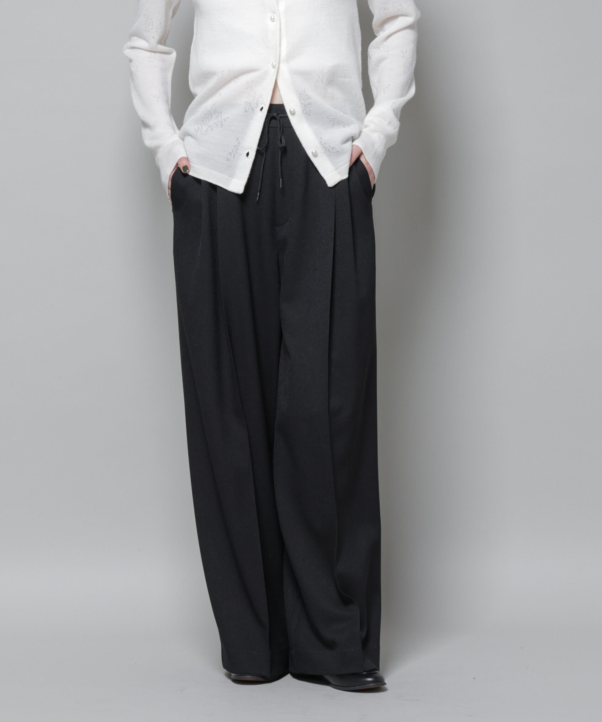 nano･universe「ストレッチサージピンタックイージーワイドパンツ(セットアップ可)」|チノ|