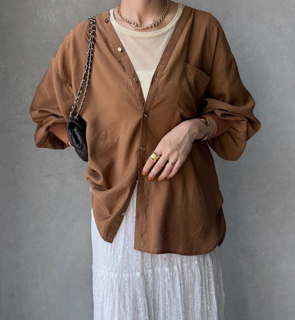  「【新色追加】GOLDボタンVVシャツ」|シャツ・ブラウス|