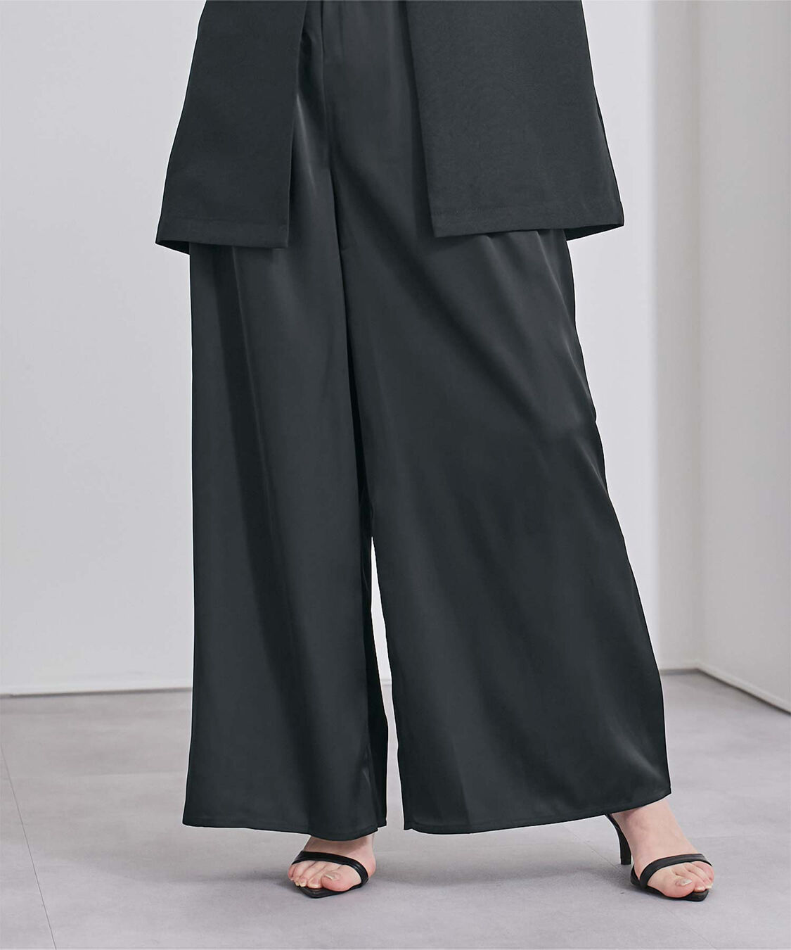 ur's「サテンイージードレープパンツ」|スラックス|