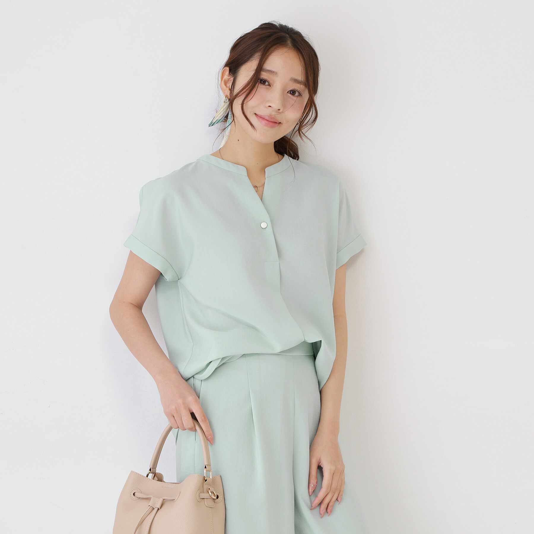 COUP DE CHANCE「【手洗い可／セットアップ可】キーネックブラウス」|シャツ・ブラウス|ライトグリーン(09