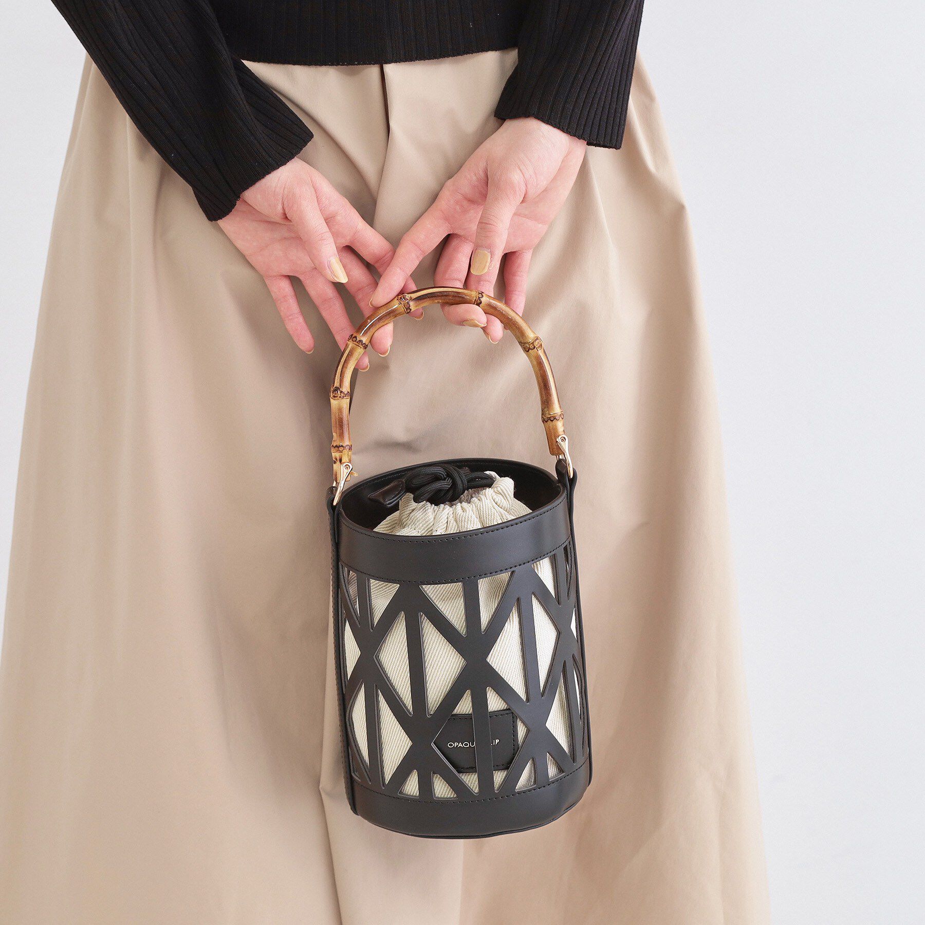 OPAQUE.CLIP「バンブーハンドルパンチングバケツ型バッグ」|ハンドバッグ|ブラック(019)