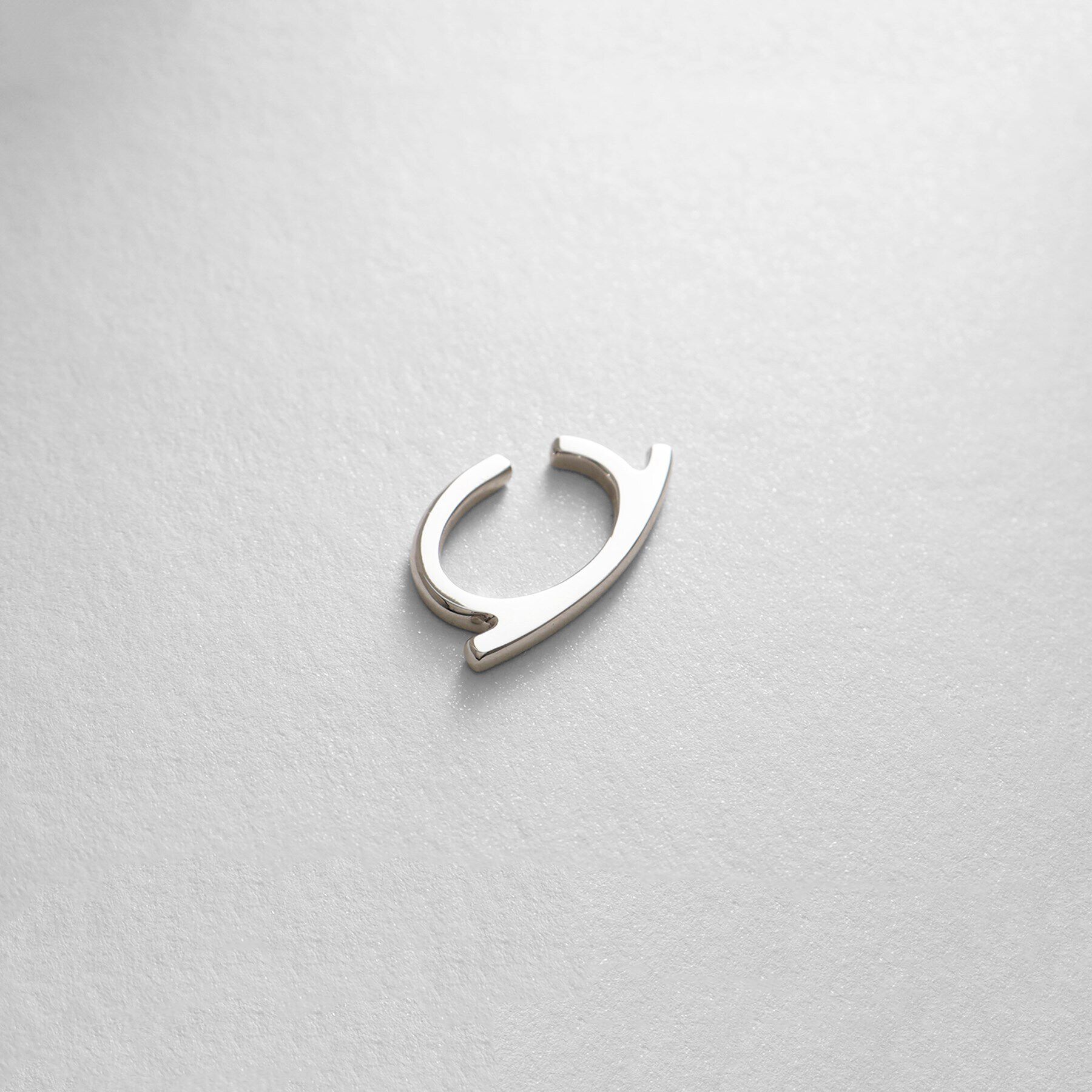 COCOSHNIK ONKITSCH「シルバー ソリッドイヤーカフ フラットアーク」|イヤリング|