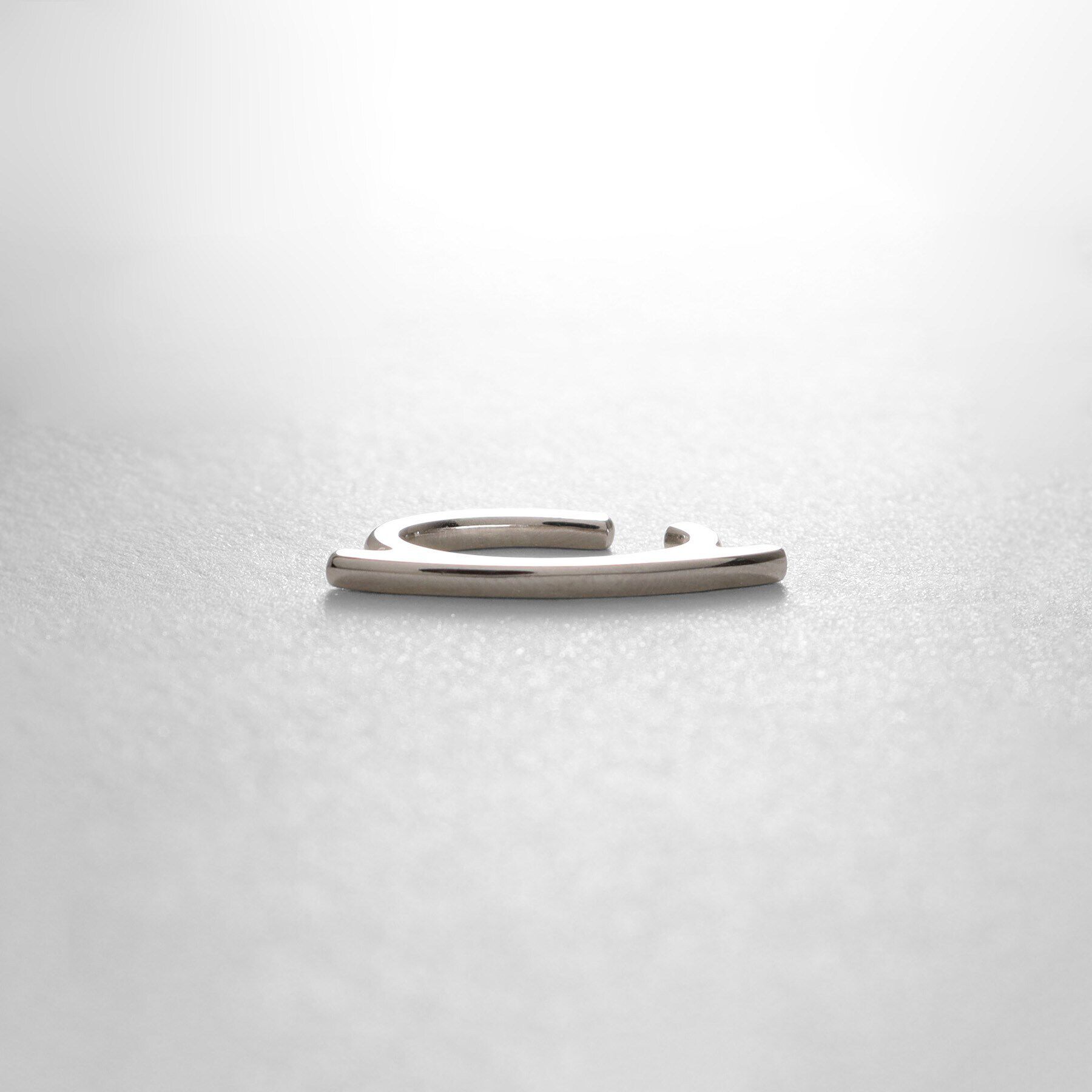 COCOSHNIK ONKITSCH「シルバー ソリッドイヤーカフ フラットアーク」|イヤリング|