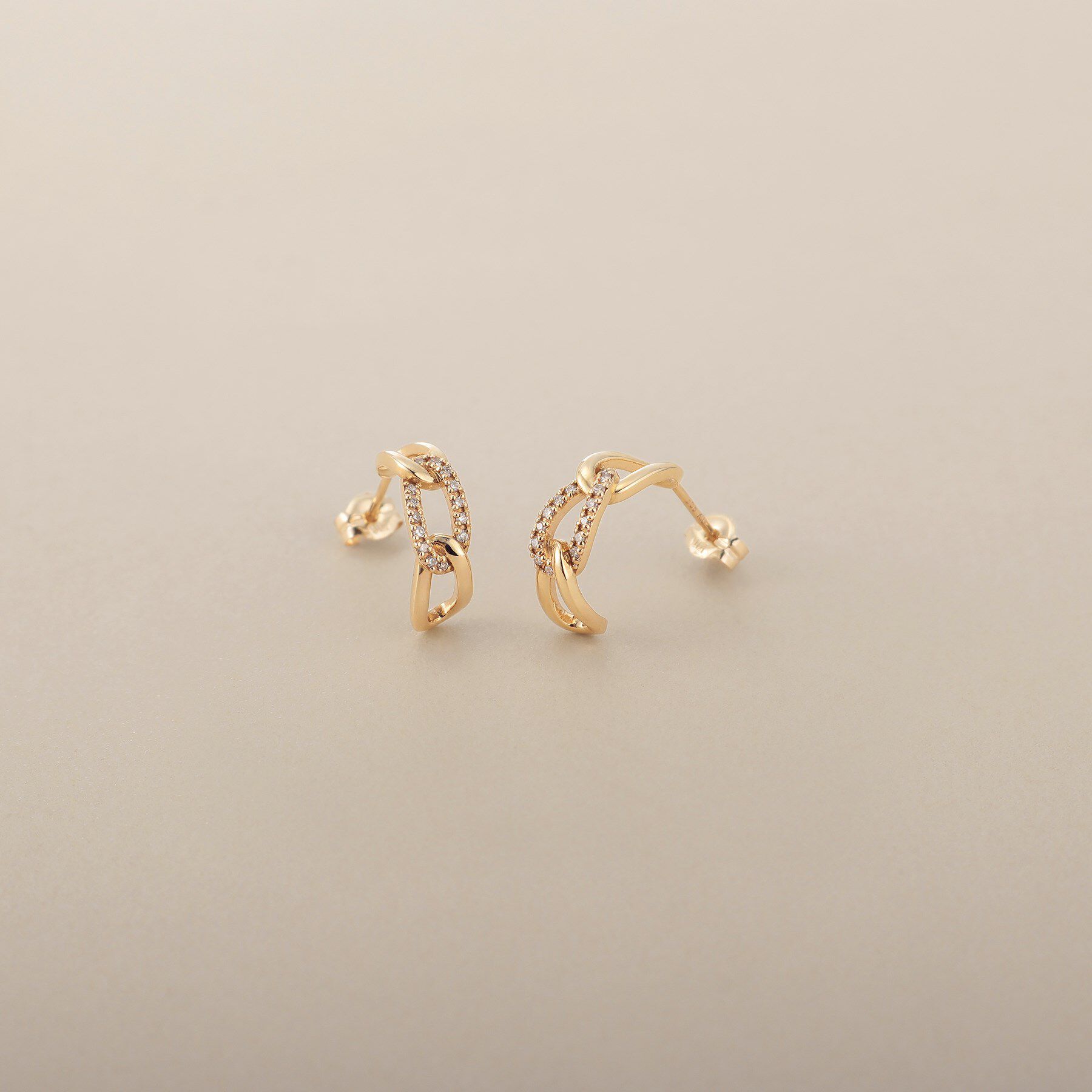 COCOSHNIK「K10ダイヤモンド キヘイチェーンモチーフ スタッドピアス」|ピアス|