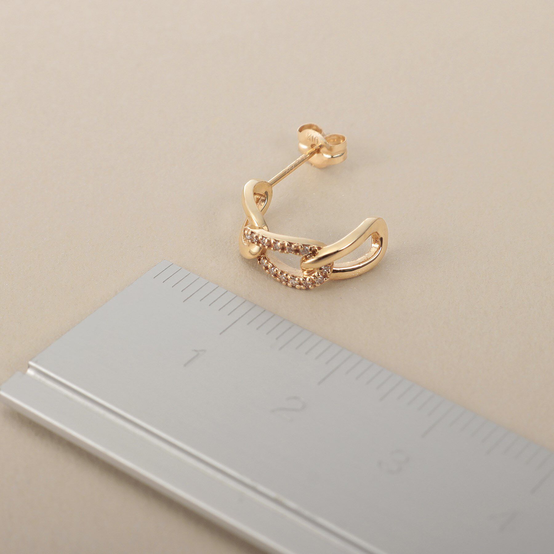 COCOSHNIK「K10ダイヤモンド キヘイチェーンモチーフ スタッドピアス」|ピアス|