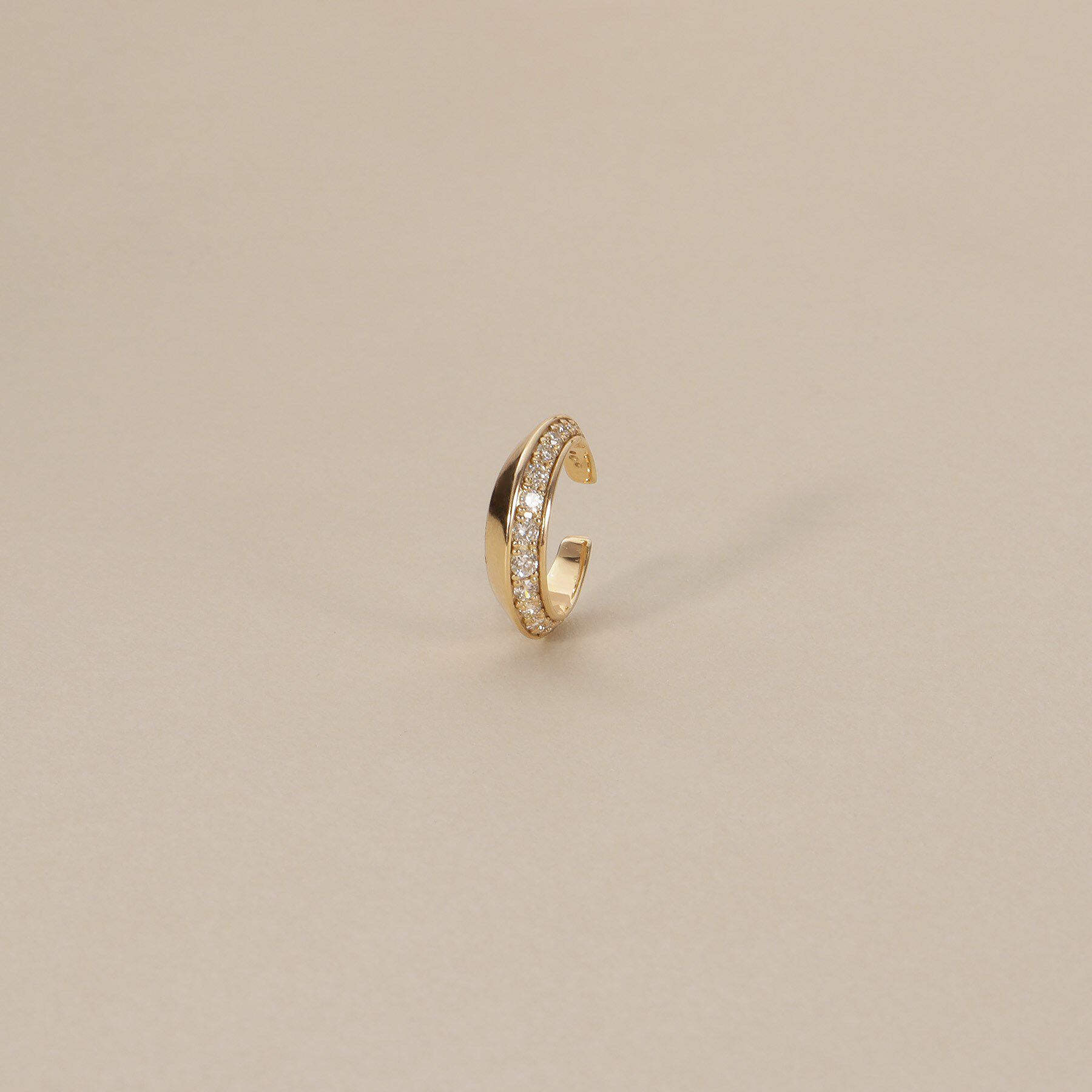 COCOSHNIK「K10ダイヤモンド しのぎテーパード イヤーカフ」|イヤリング|イエローゴールド(1