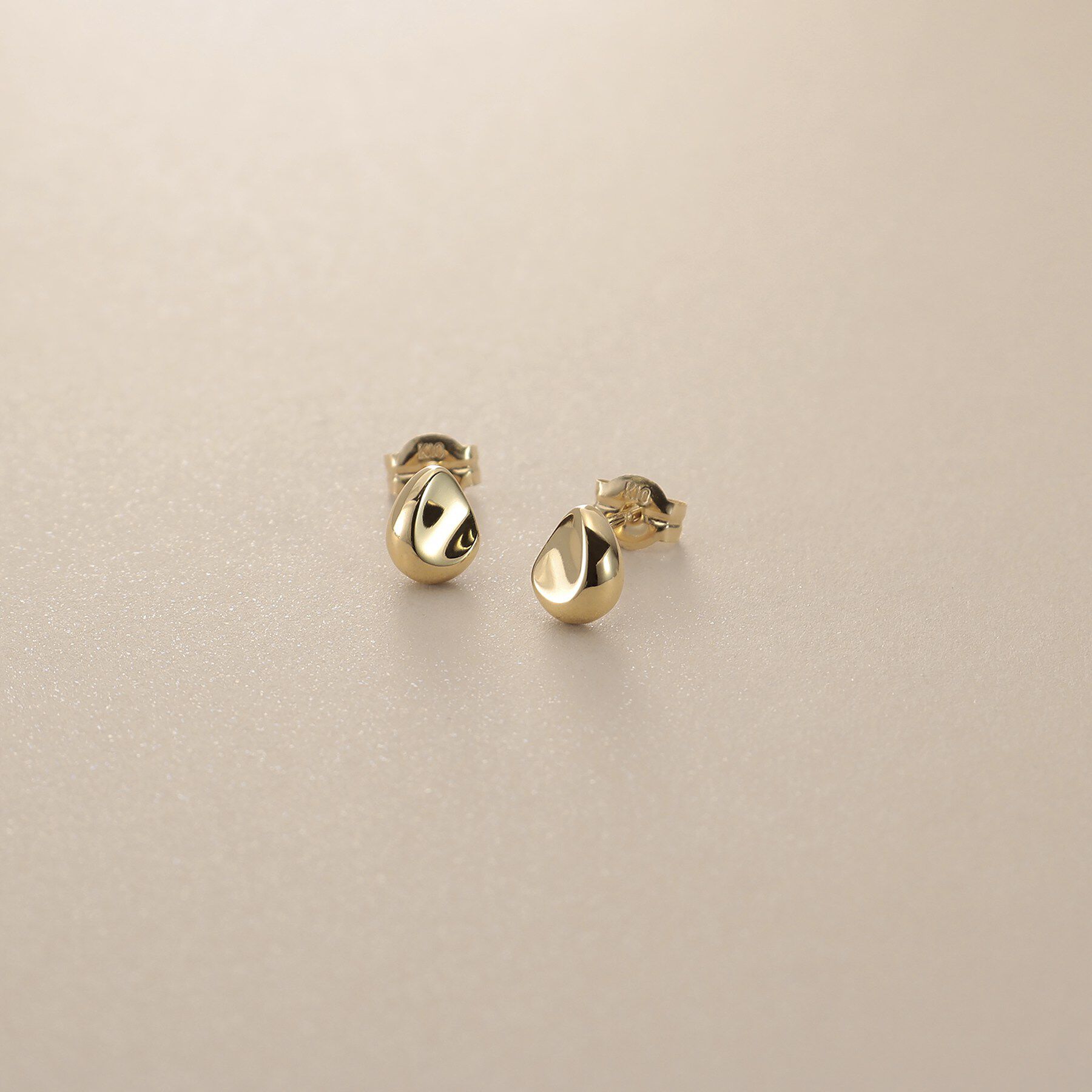 COCOSHNIK「K10【サステナブル】ペアシェイプ スタッドピアス」|ピアス|