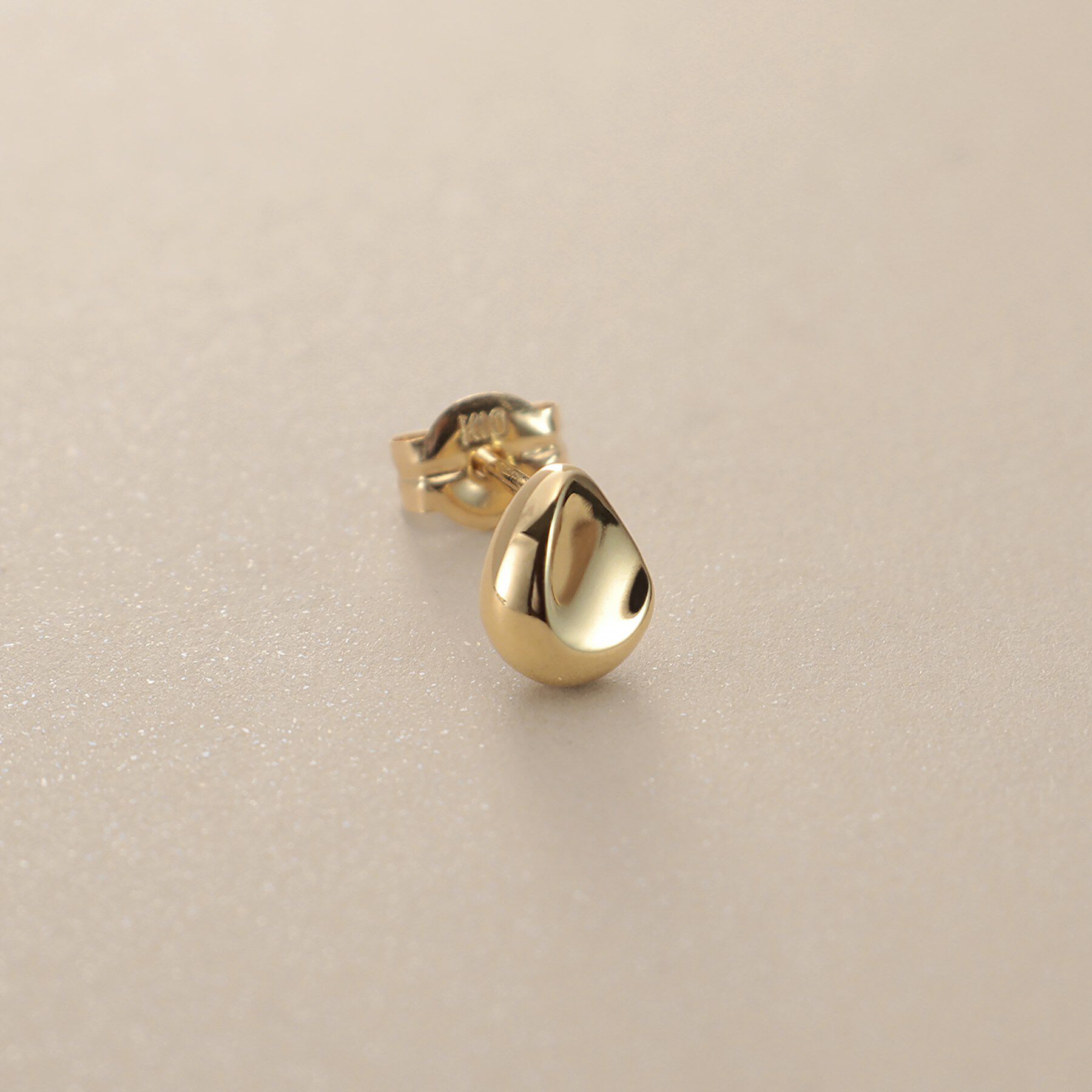 COCOSHNIK「K10【サステナブル】ペアシェイプ スタッドピアス」|ピアス|