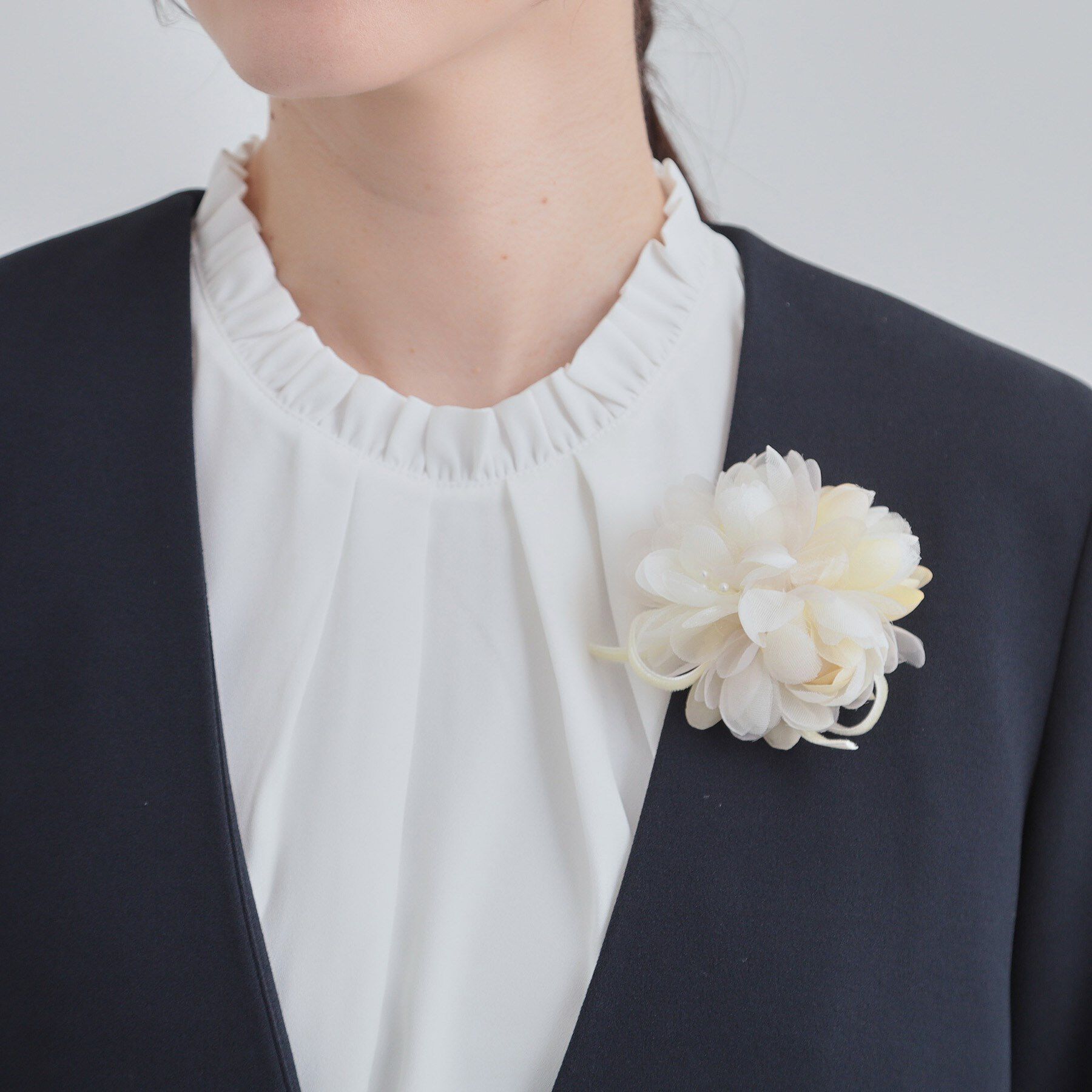 SHOO･LA･RUE「【セレモニー】やわらかな印象に MIXリボンコサージュ」|ブローチ・コサージュ|