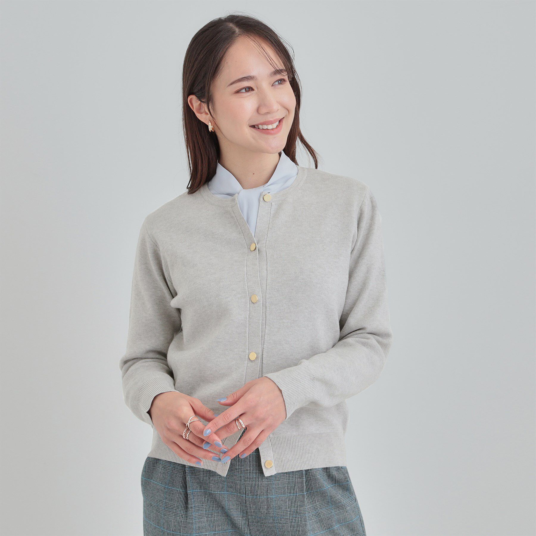 SHOO･LA･RUE「【洗濯機可/S-LL】上品な金ボタン もちっとやわらか クルーネックカーディガン」|カーディガン|