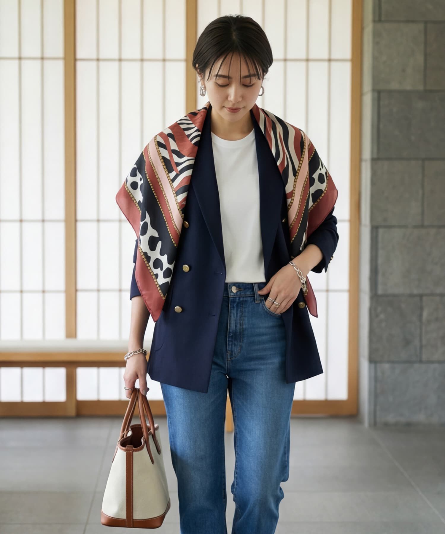 STYLE DELI「【DELI by】超大判ツイルサテンプリントスクエアストール」|ストール|ブラウン