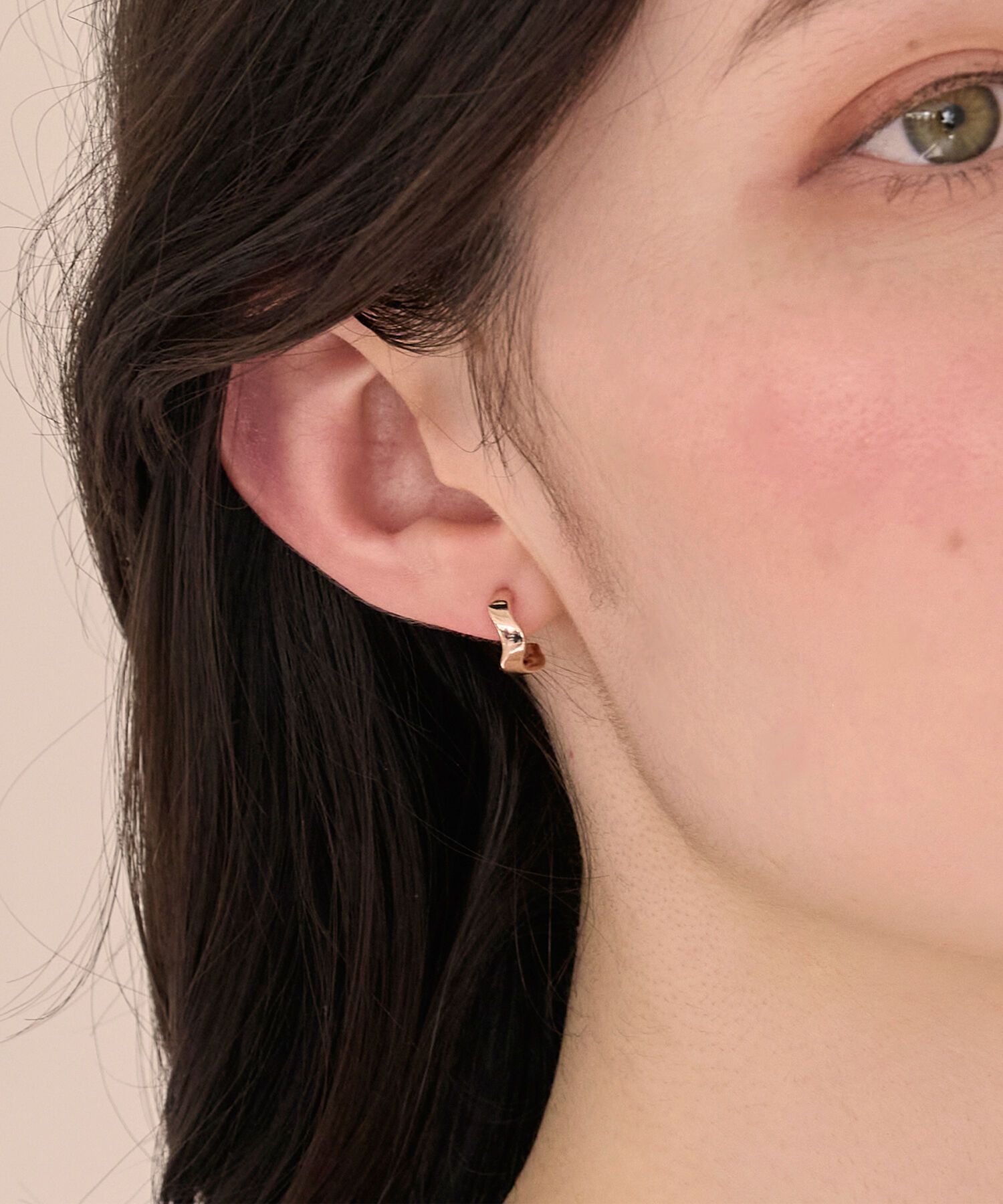 Phoebe「【痛くないシリーズ/金属アレルギー対応】リップルフープライトフィットイヤリング」|イヤリング|