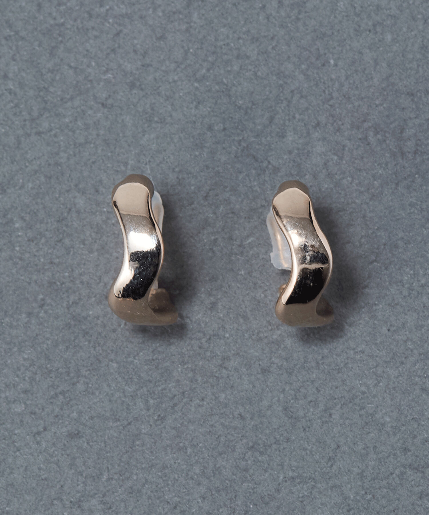 Phoebe「【痛くないシリーズ/金属アレルギー対応】リップルフープライトフィットイヤリング」|イヤリング|