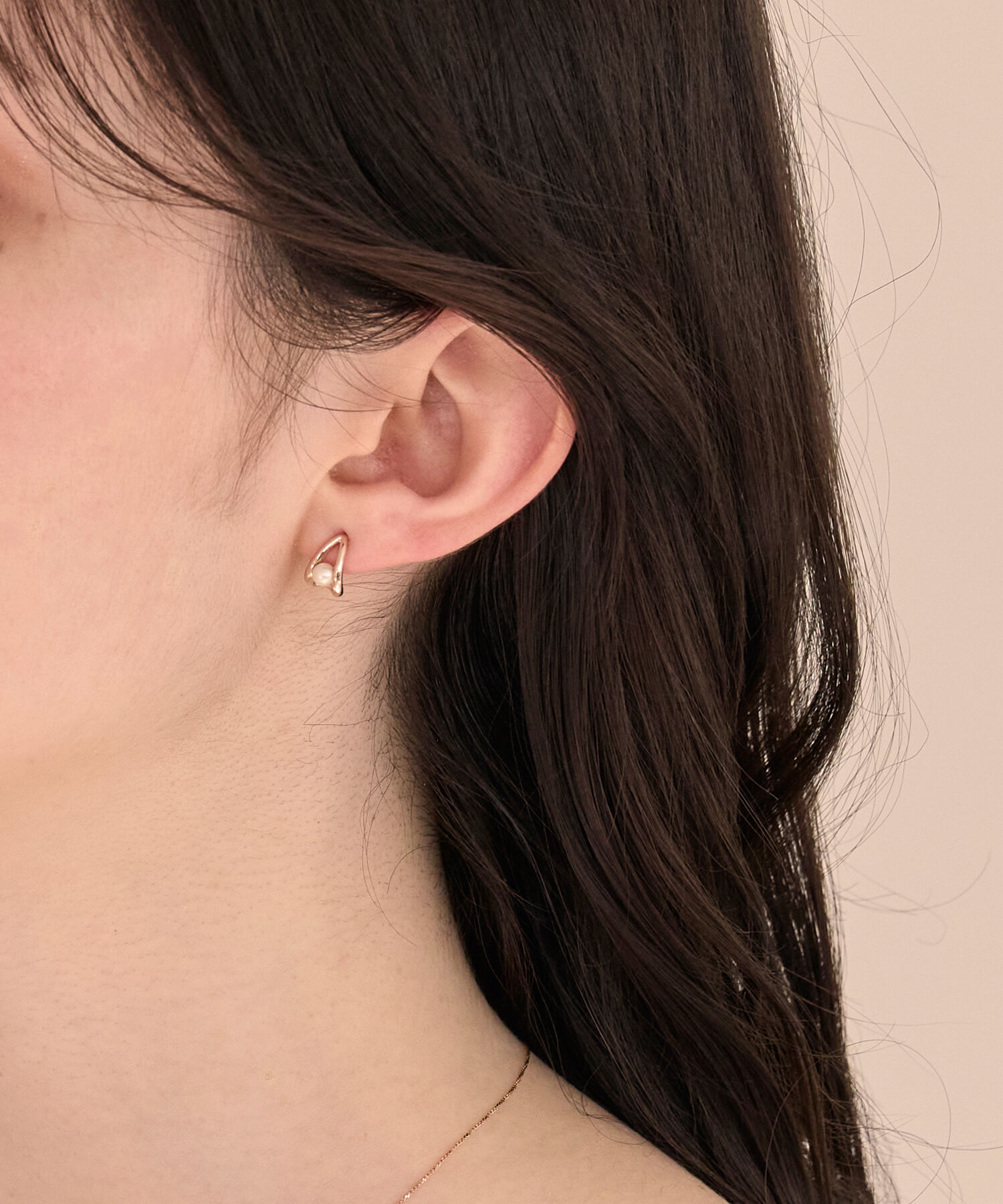 Phoebe「【痛くないシリーズ/金属アレルギー対応】ドロップパールライトフィットイヤリング　シャンパンゴールド」|イヤリング|