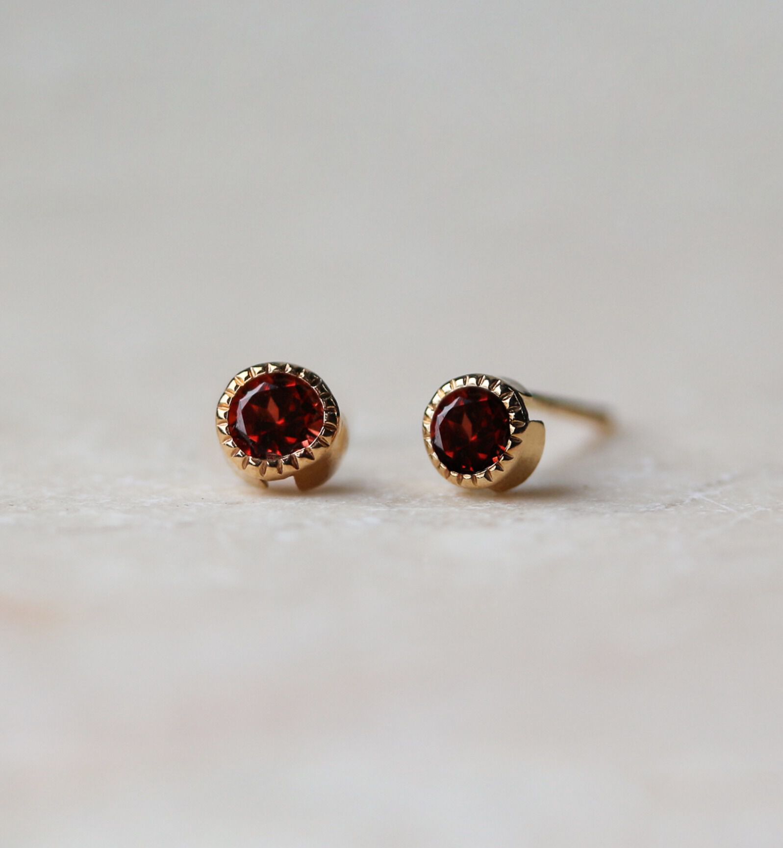  「ガーネット ピアス | K10YG 」|ピアス|K10 イエローゴールド