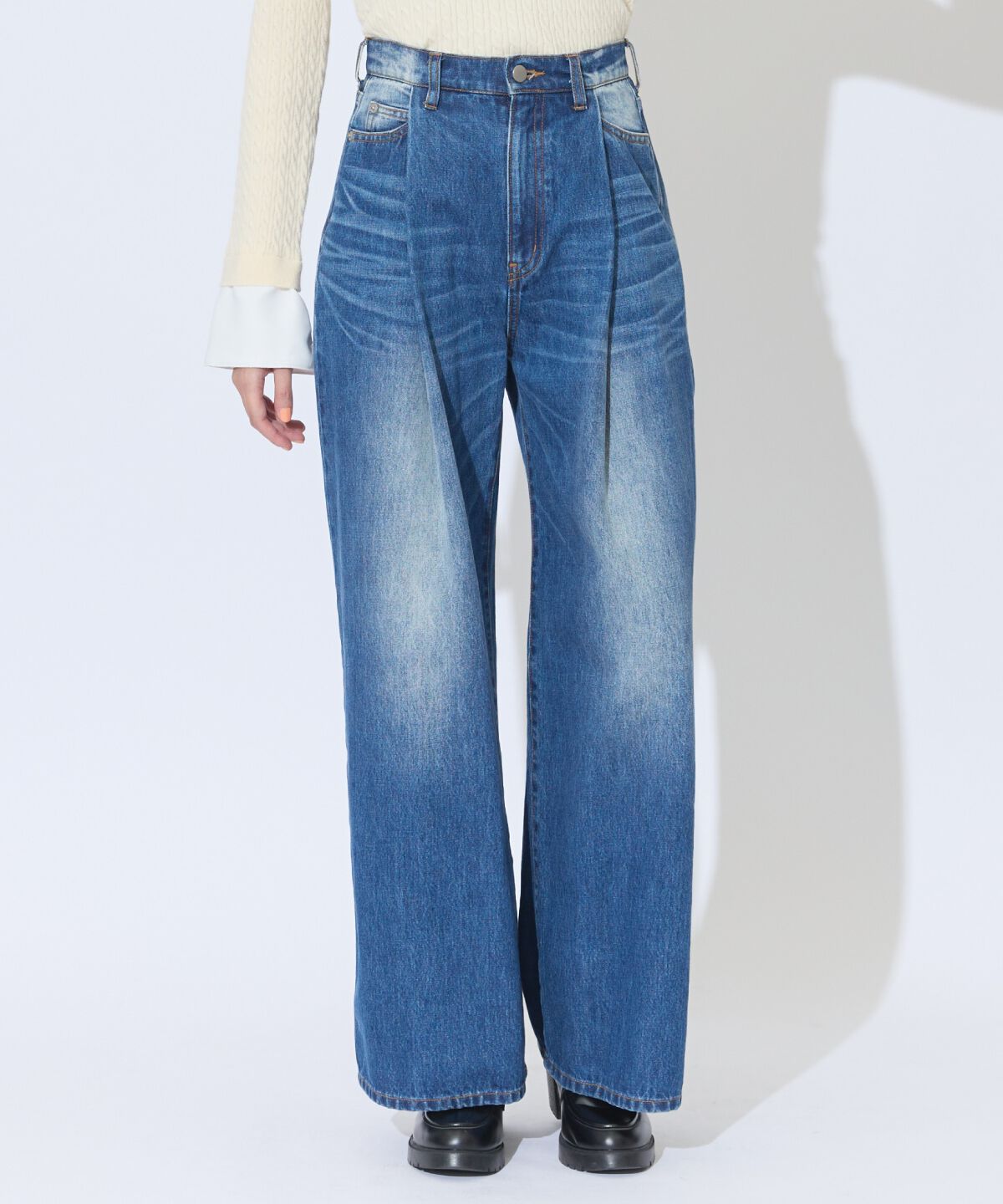 アンドクチュール「タックワイドデニムパンツ」|デニム|ダークブルー