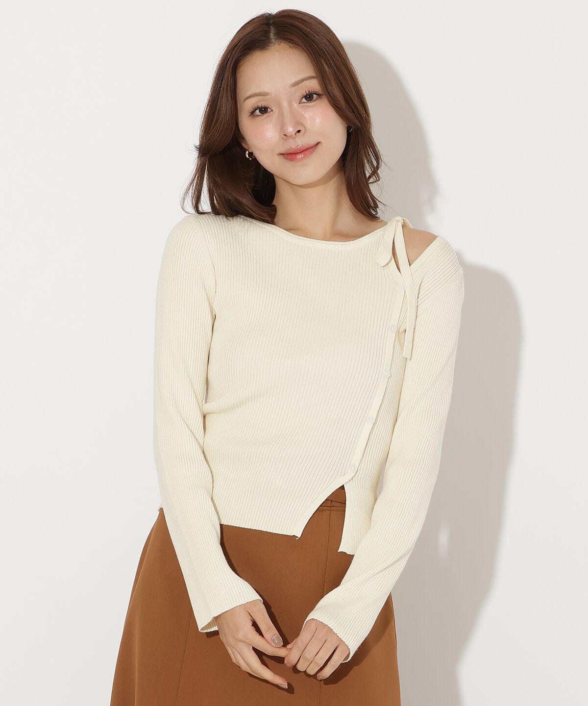 アンドクチュール「アシメリボンスリットプルオーバー」|ニット・セーター|ﾗｲﾄﾍﾞｰｼﾞｭ