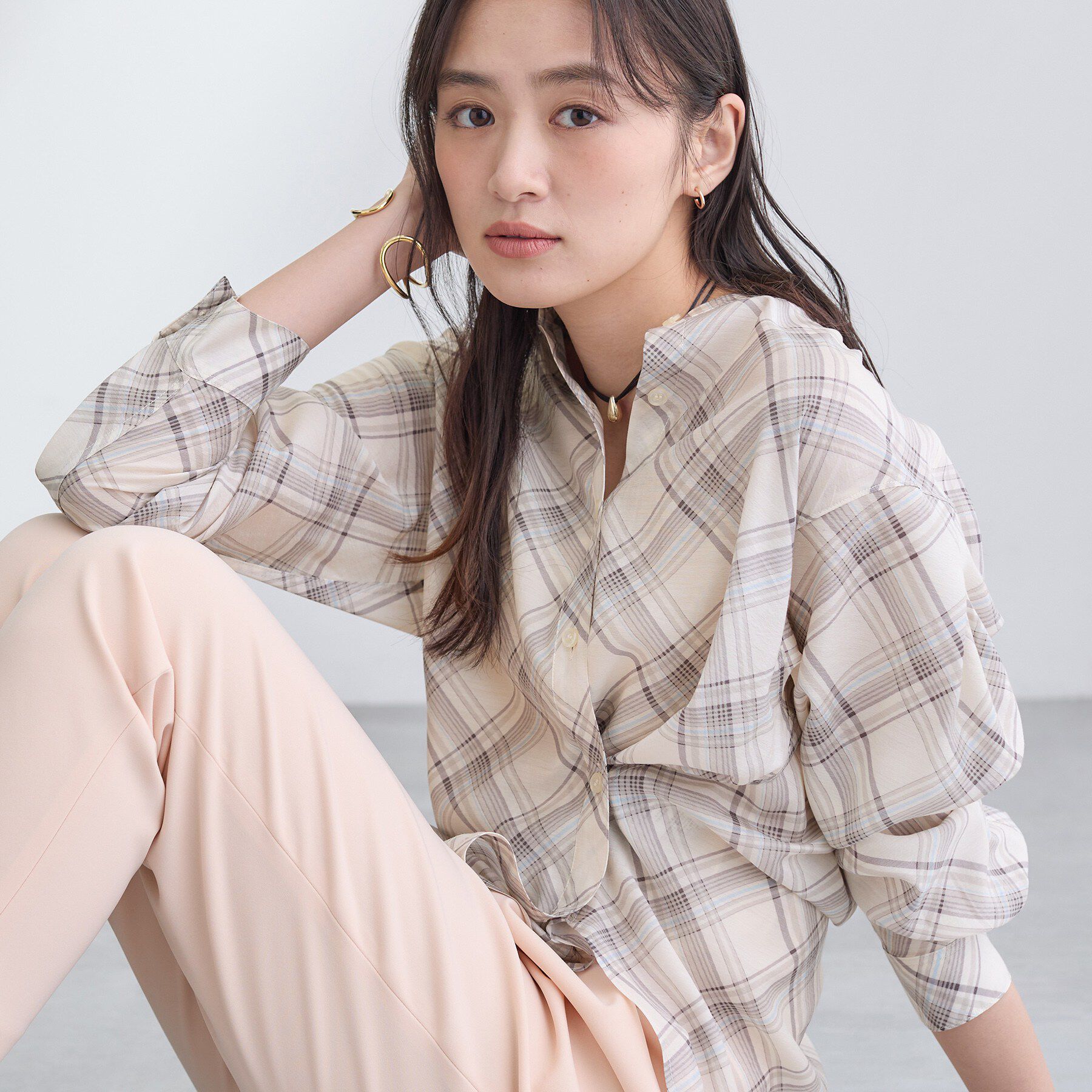 INDIVI「【2WAY／シアー】バイアスチェック柄＆無地 カシュクールシャツ」|シャツ・ブラウス|ライトベージュ(15