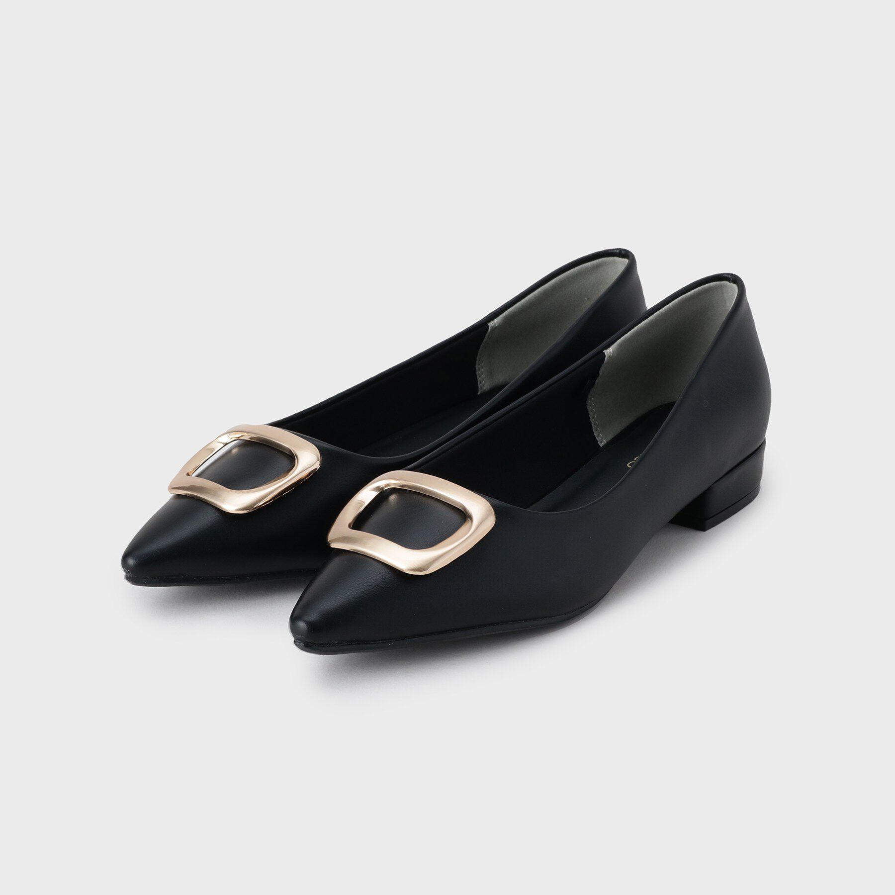 OPAQUE.CLIP「デザインバックル付ポインテッドフラットパンプス」|パンプス|ブラック(019)