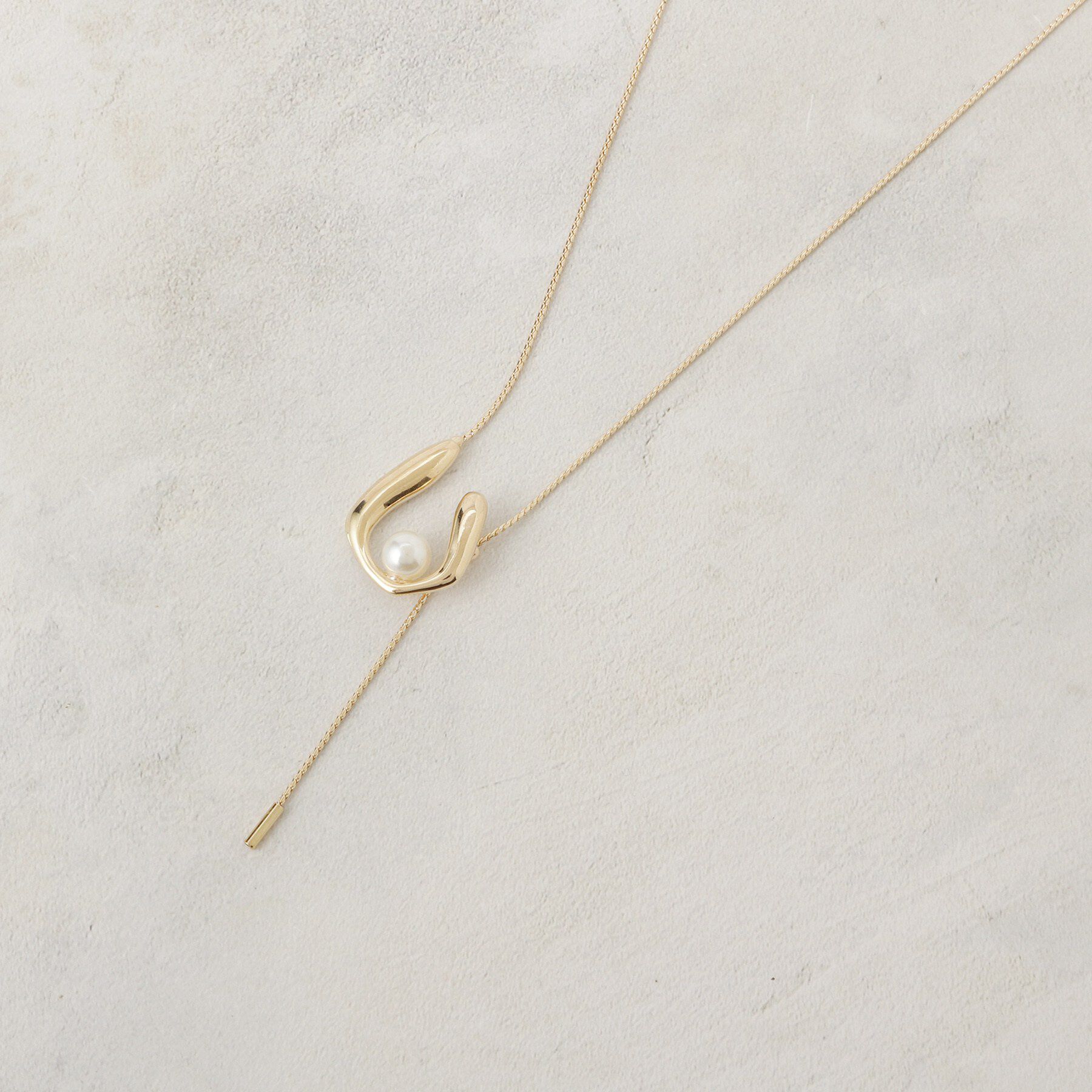 OPAQUE.CLIP「U字メタル&times;フェイクパール ロングスライドネックレス」|ネックレス|ゴールド(007)