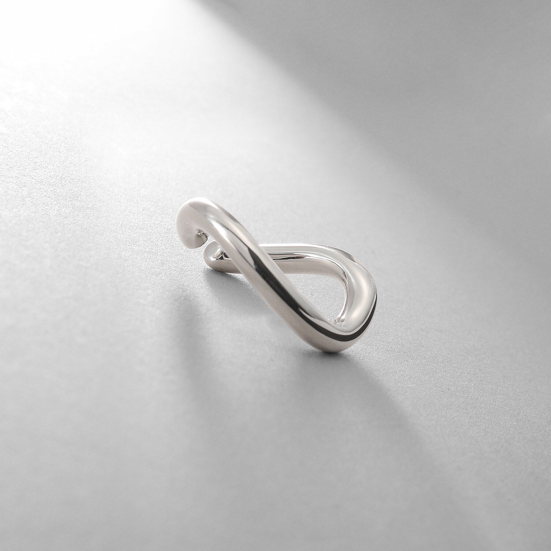 COCOSHNIK ONKITSCH「シルバー ボリュームSラインイヤーカフ」|イヤーカフ|シルバー(600)