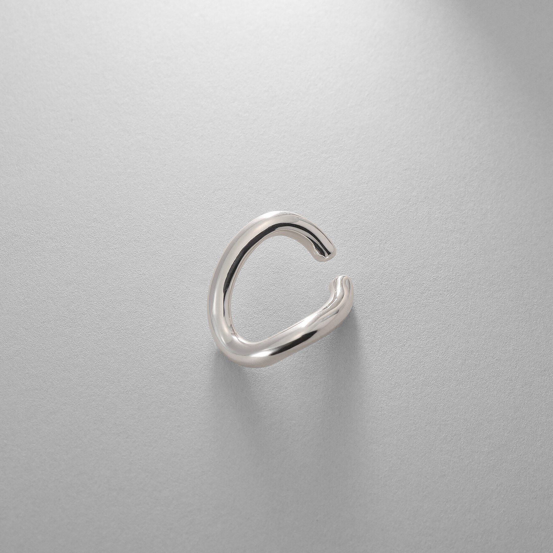 COCOSHNIK ONKITSCH「シルバー ボリュームSラインイヤーカフ」|イヤーカフ|