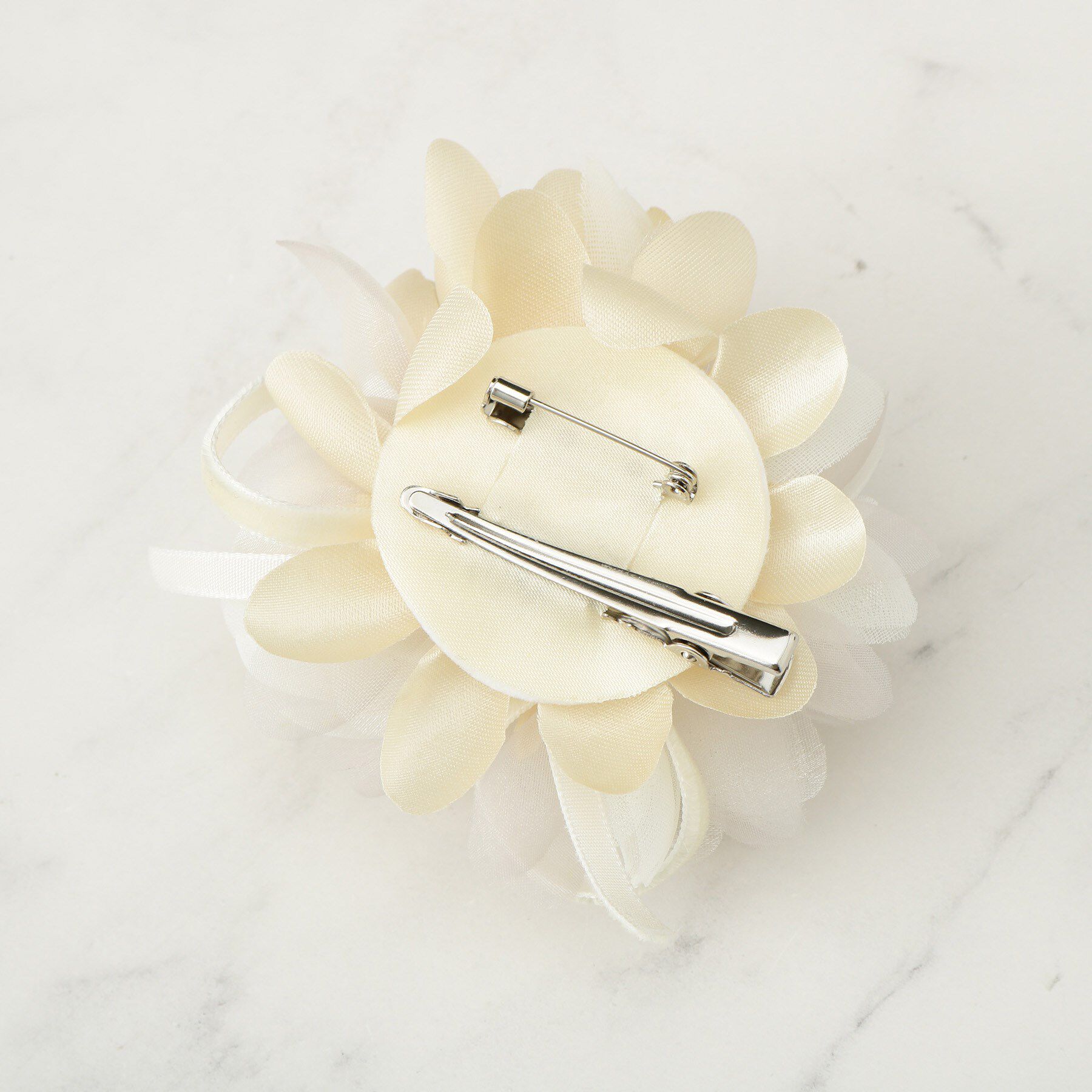 SHOO･LA･RUE「【セレモニー】やわらかな印象に MIXリボンコサージュ」|ブローチ・コサージュ|