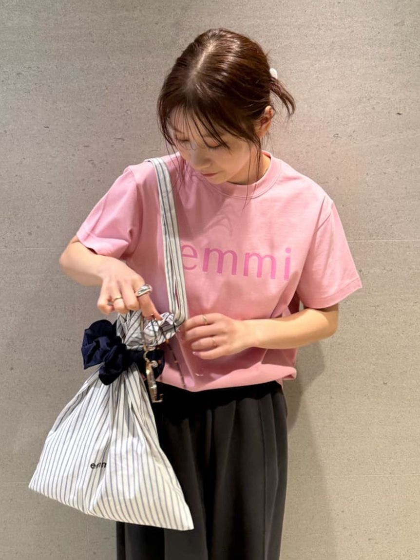 emmi atelier「【ONLINE限定カラーあり】シュシュ付きemmiロゴトートバッグ」|トートバッグ|