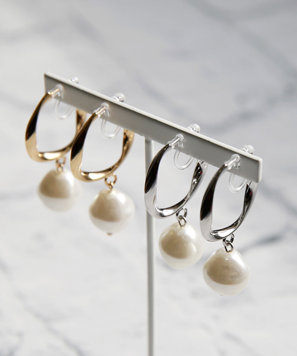 colleca la「ノンホール・ねじれフープとパールの樹脂イヤリング」|イヤリング|