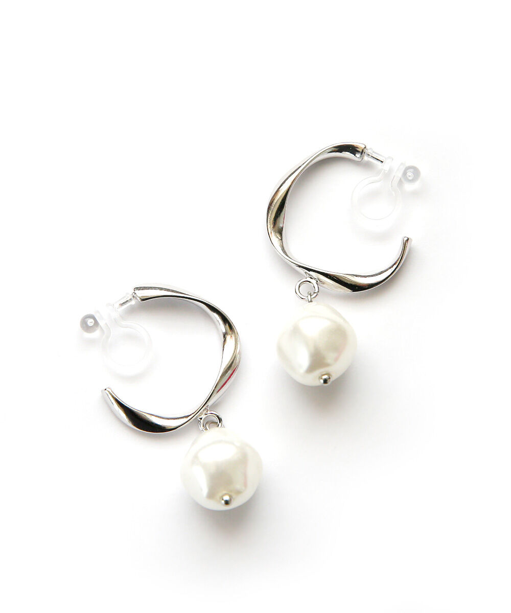 colleca la「ノンホール・ねじれフープとパールの樹脂イヤリング」|イヤリング|