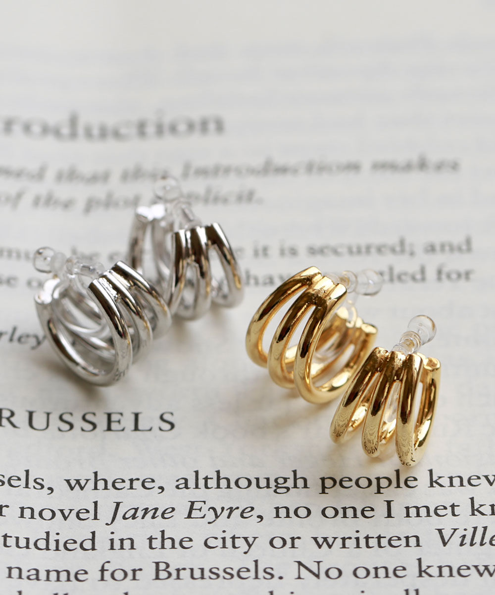 colleca la「ノンホール・3連フープの樹脂イヤリング」|イヤリング|