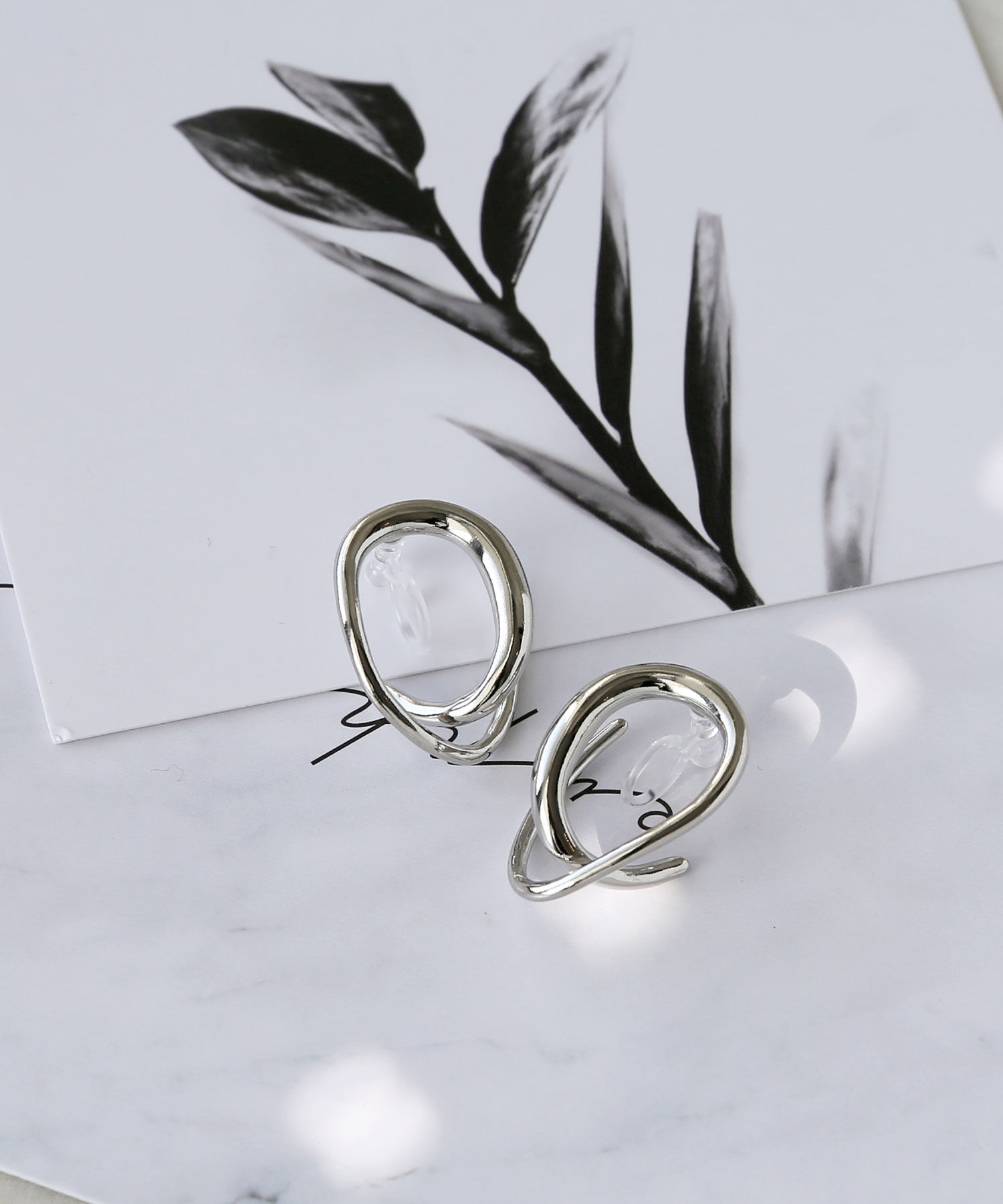 colleca la「ノンホール・ループライン樹脂イヤリング〈金属アレルギー対応〉」|イヤリング|シルバー