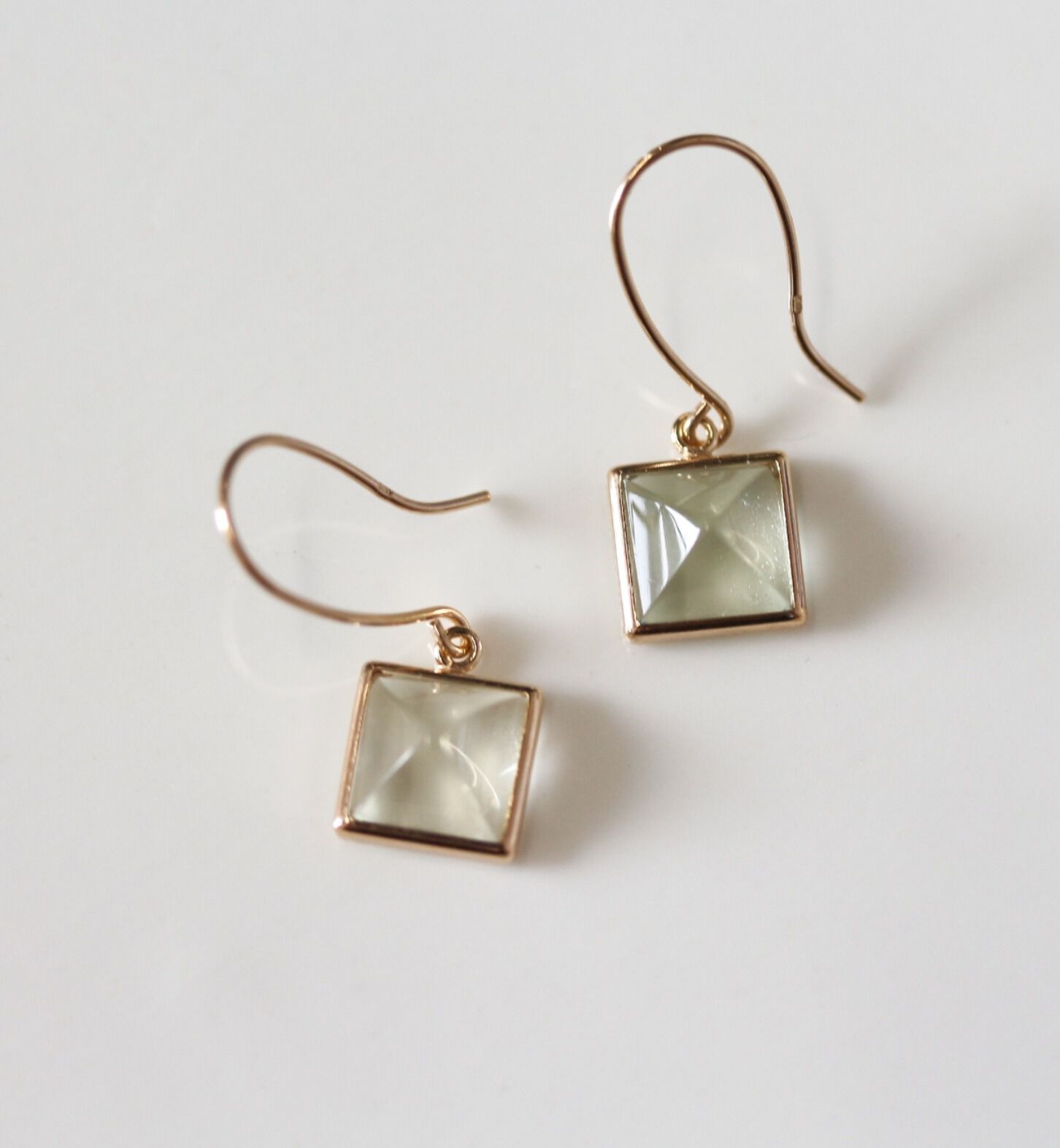  「カラーストーン スクエア フック ピアス | K10YG」|ピアス|グリーン