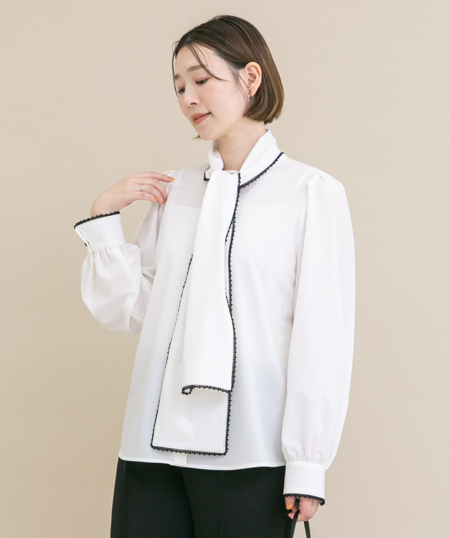 URBAN RESEARCH ROSSO「『WEB/一部店舗限定』トリミングボウタイブラウス」|シャツ・ブラウス|