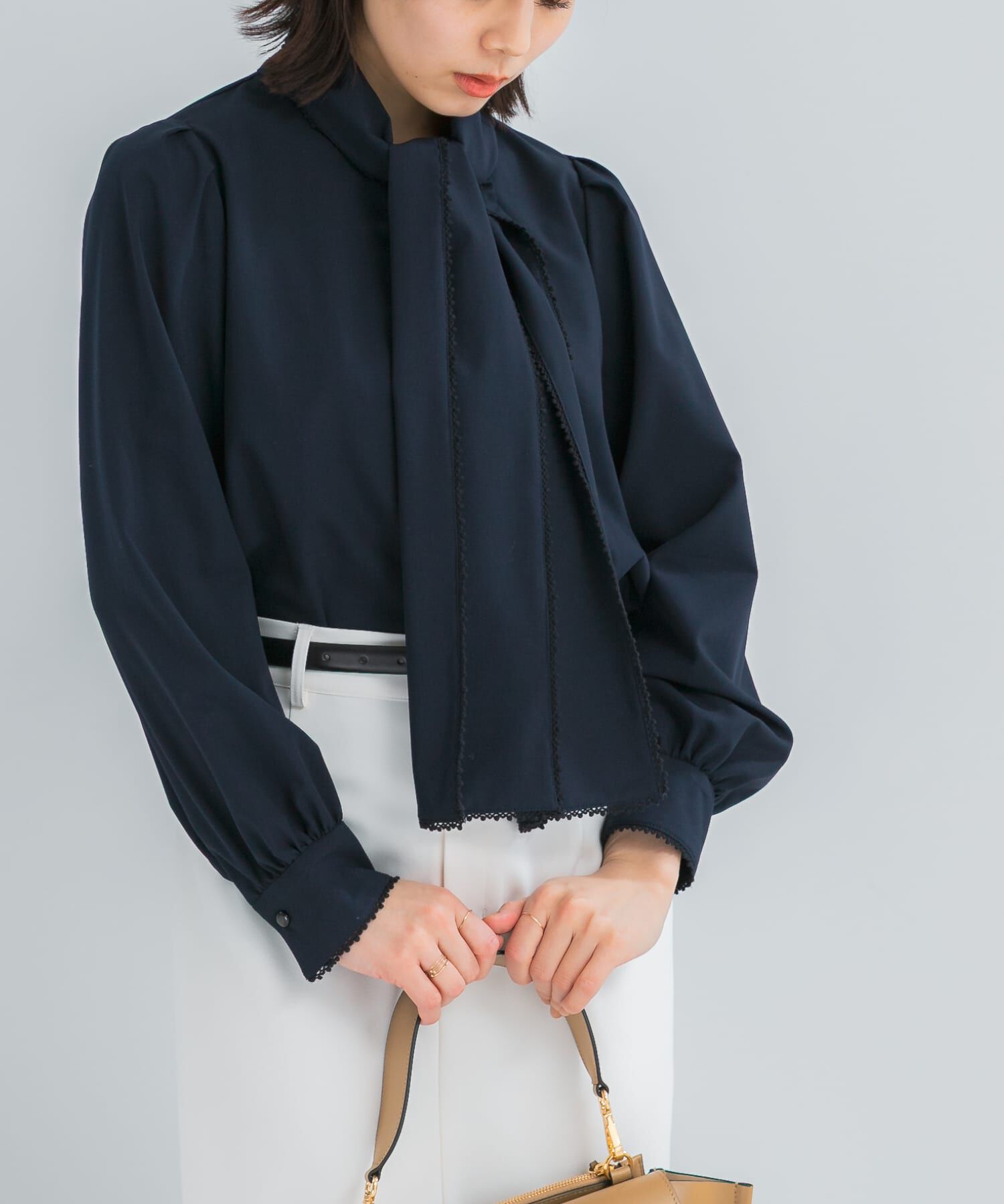 URBAN RESEARCH ROSSO「『WEB/一部店舗限定』トリミングボウタイブラウス」|シャツ・ブラウス|ネイビー