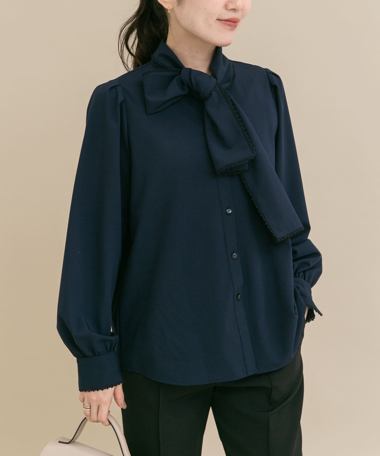 URBAN RESEARCH ROSSO「『WEB/一部店舗限定』トリミングボウタイブラウス」|シャツ・ブラウス|